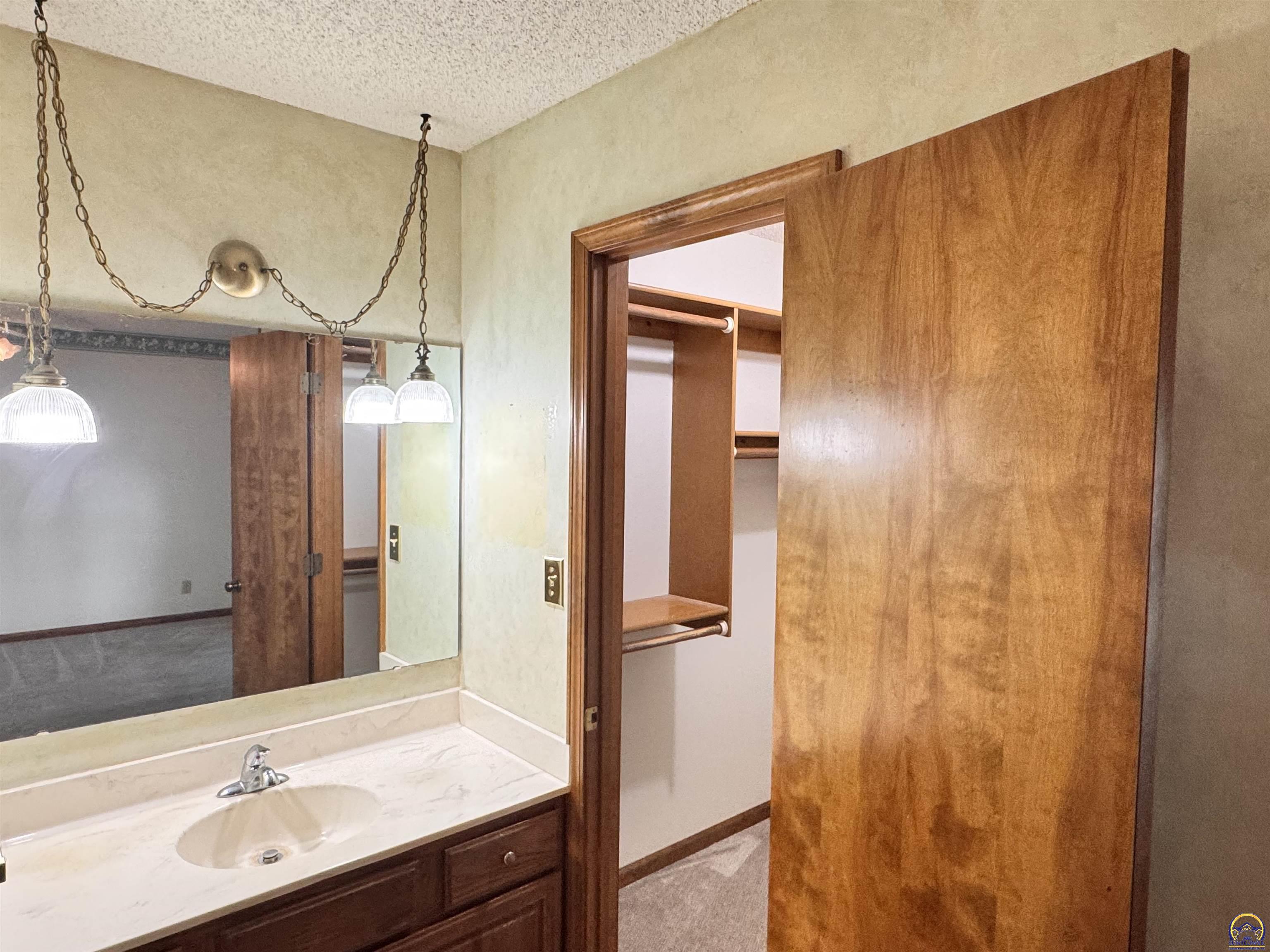 Topeka, Kansas 66614, United States, 3 Bedrooms Bedrooms, ,2 BathroomsBathrooms,Residential,Active,195153