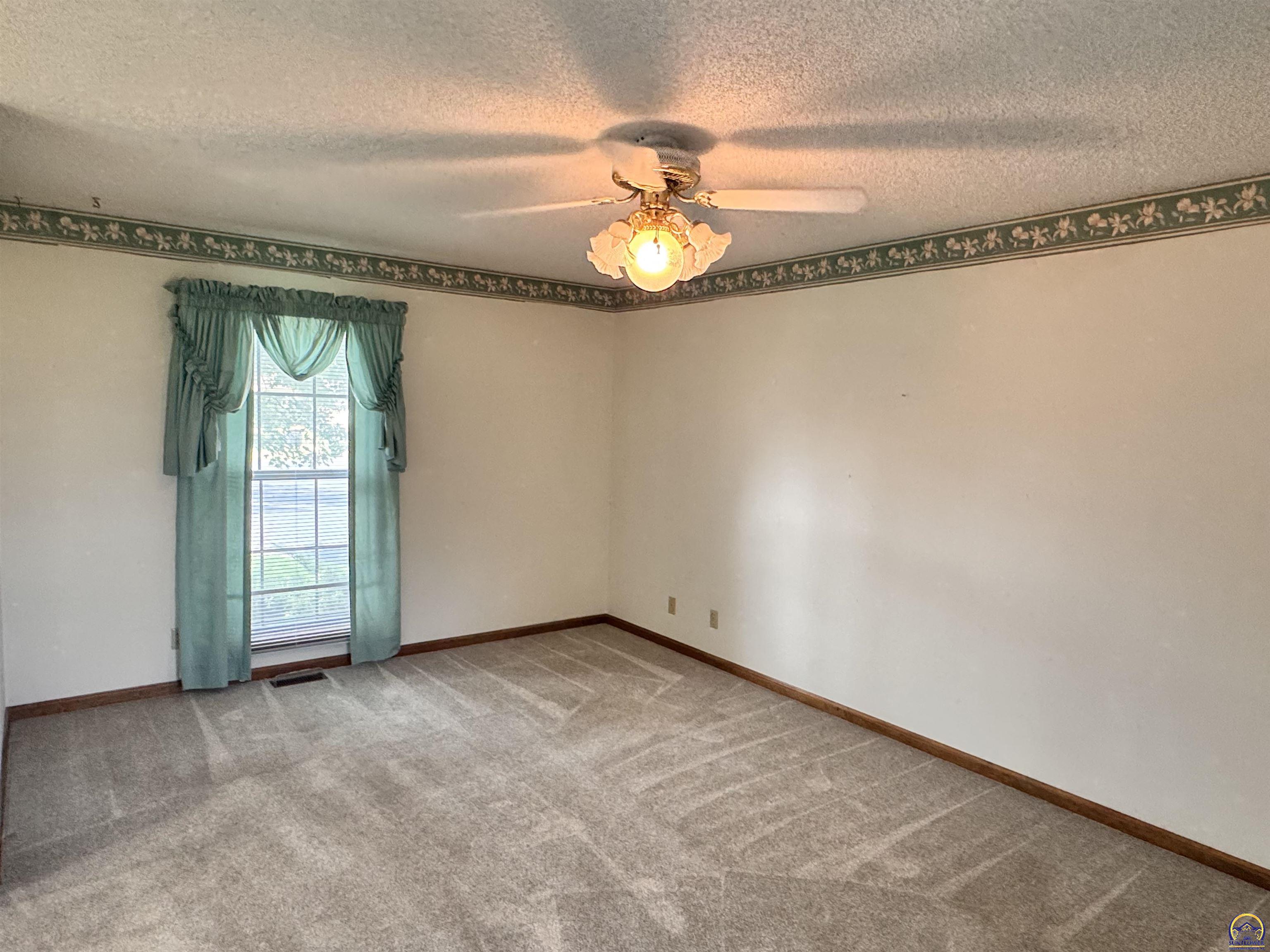 Topeka, Kansas 66614, United States, 3 Bedrooms Bedrooms, ,2 BathroomsBathrooms,Residential,Active,195153