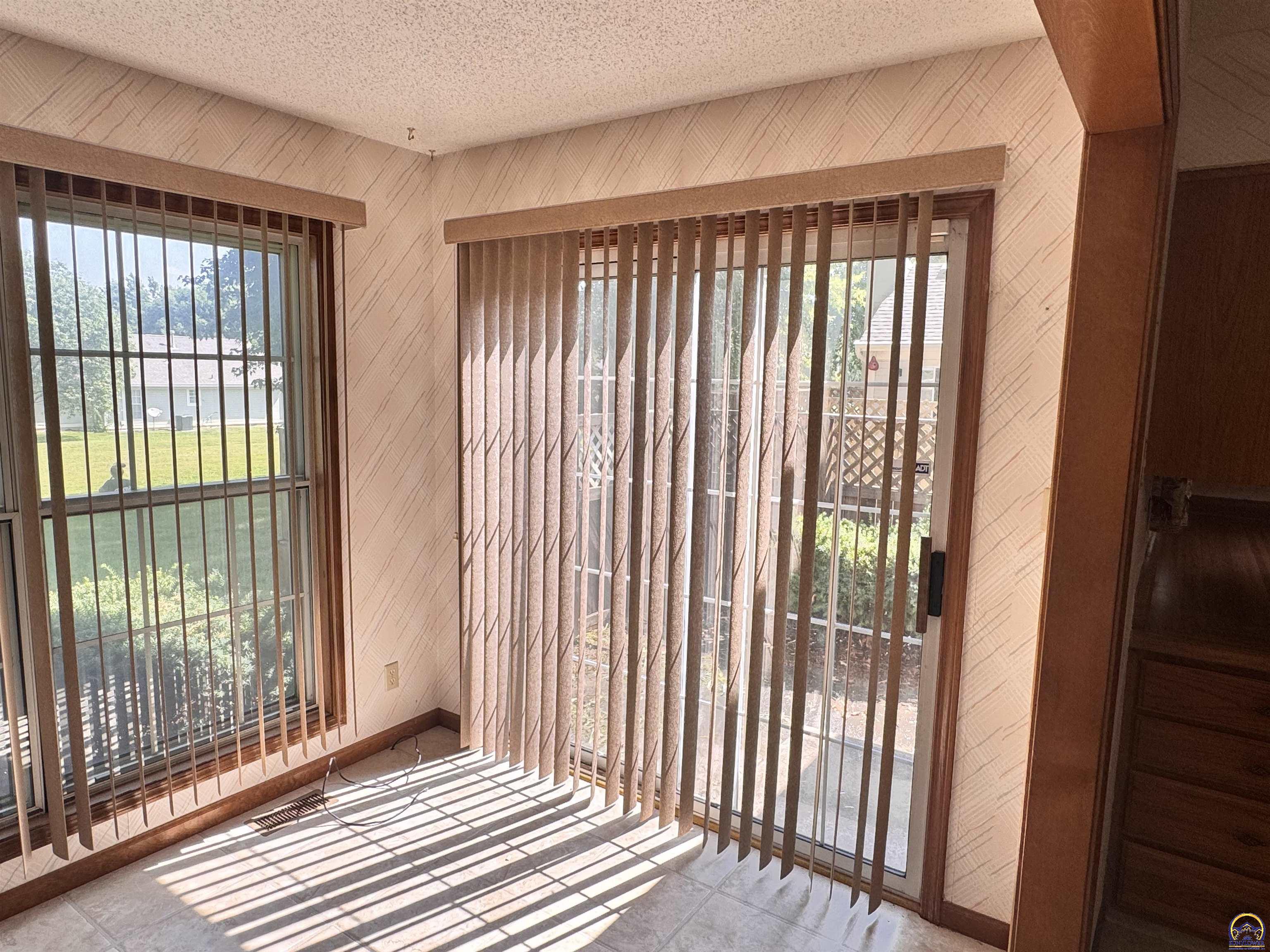 Topeka, Kansas 66614, United States, 3 Bedrooms Bedrooms, ,2 BathroomsBathrooms,Residential,Active,195153