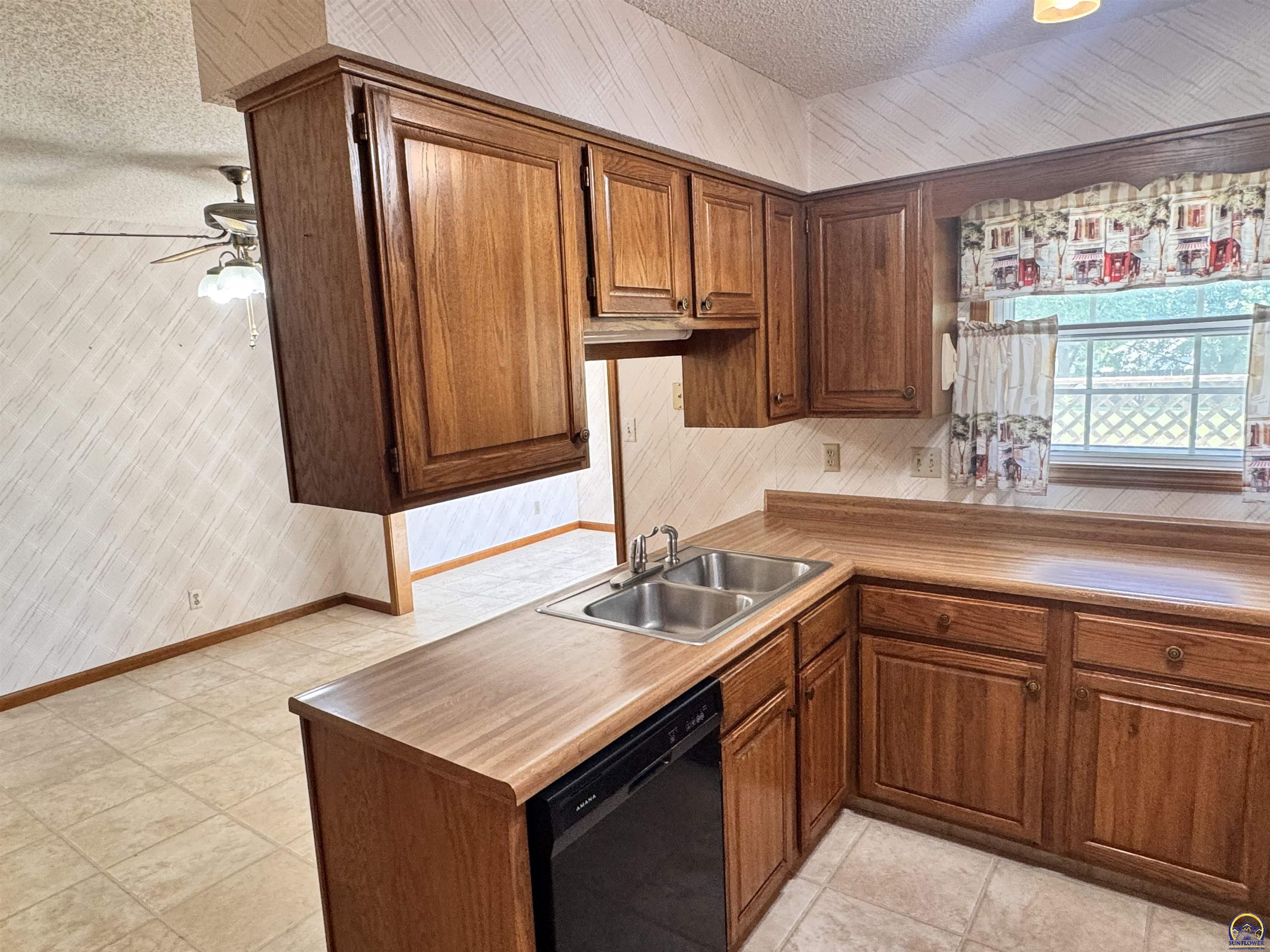 Topeka, Kansas 66614, United States, 3 Bedrooms Bedrooms, ,2 BathroomsBathrooms,Residential,Active,195153