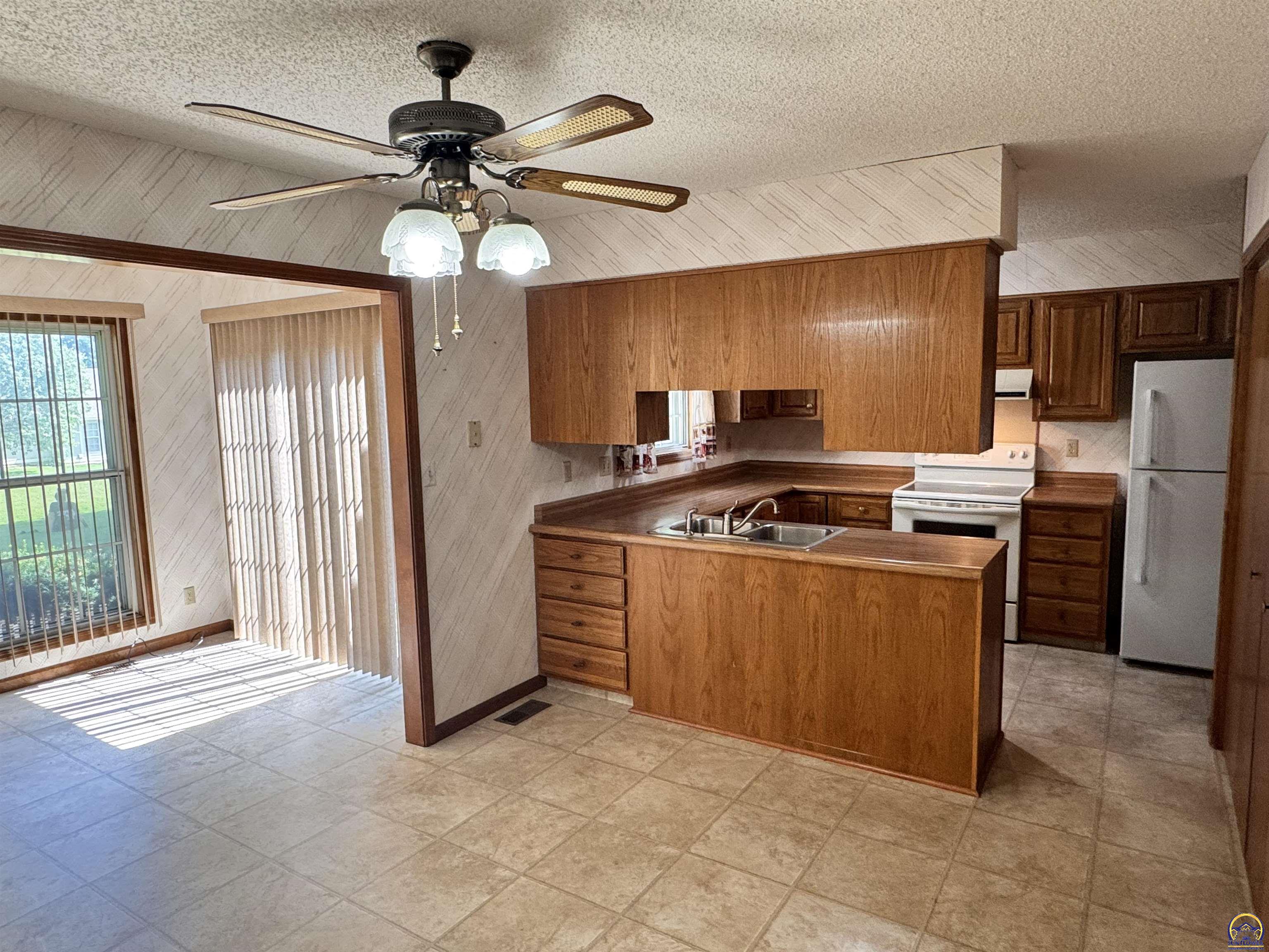 Topeka, Kansas 66614, United States, 3 Bedrooms Bedrooms, ,2 BathroomsBathrooms,Residential,Active,195153