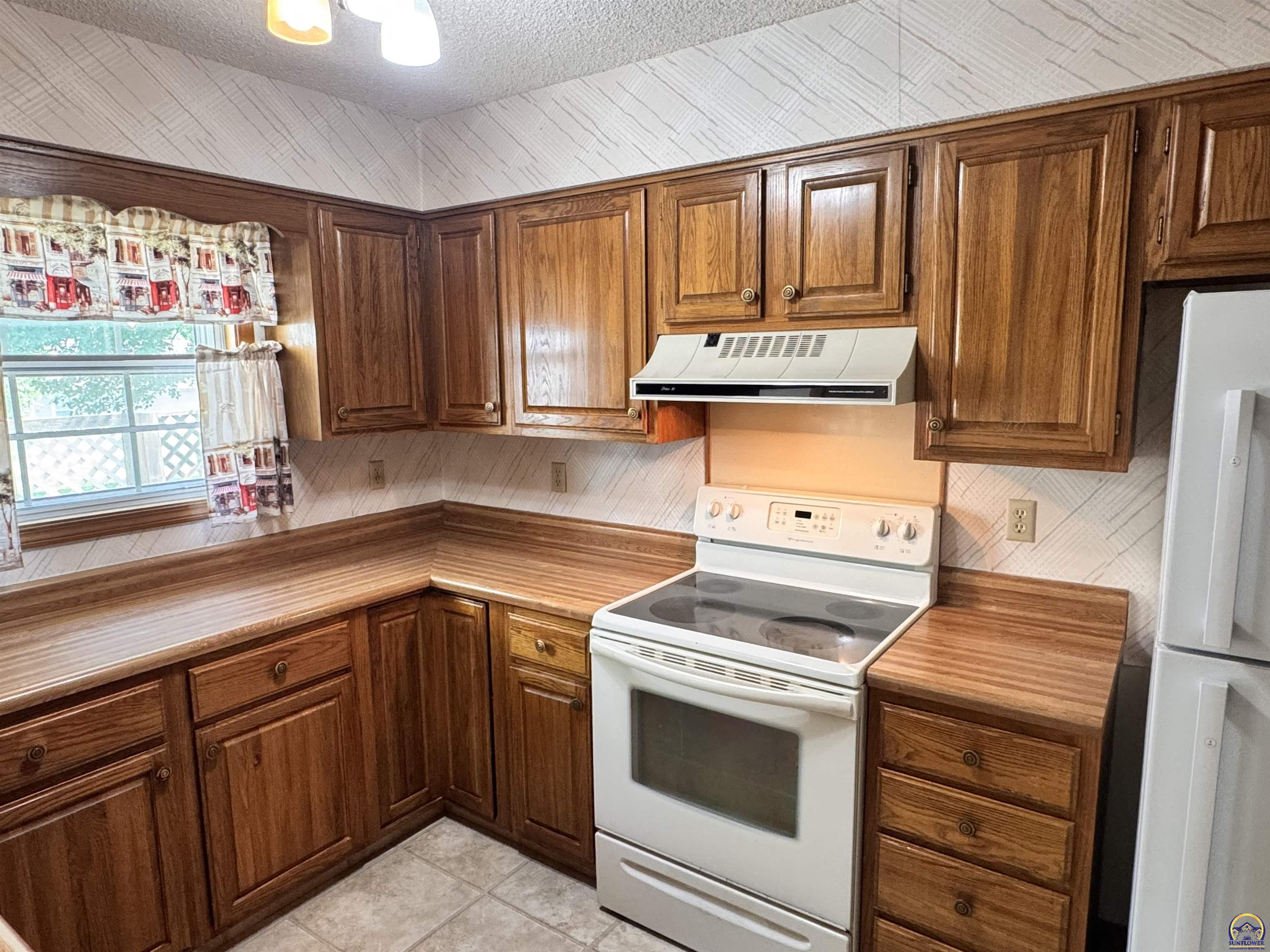 Topeka, Kansas 66614, United States, 3 Bedrooms Bedrooms, ,2 BathroomsBathrooms,Residential,Active,195153