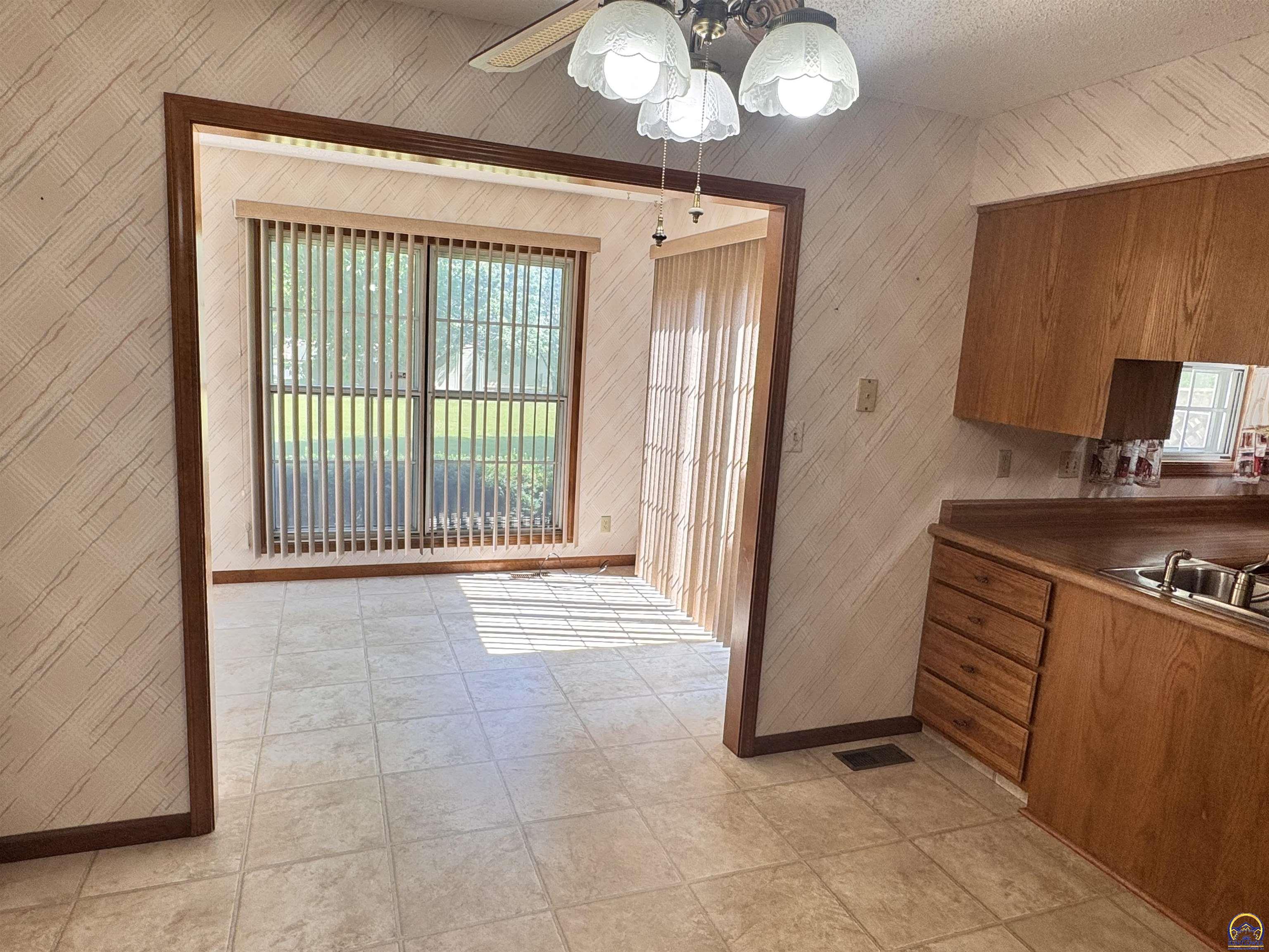 Topeka, Kansas 66614, United States, 3 Bedrooms Bedrooms, ,2 BathroomsBathrooms,Residential,Active,195153