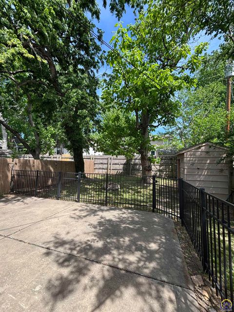 Tiny photo for 3626 SW Cambridge Ave, Topeka, KS 66614 (MLS # 244323)