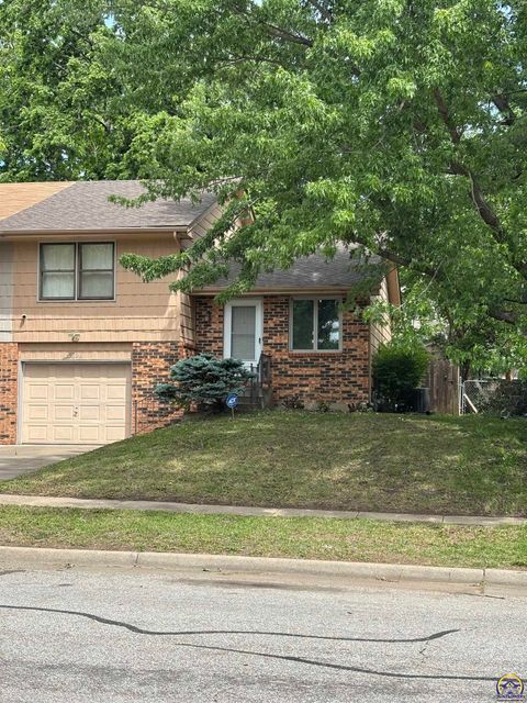 Photo of 3626 SW Cambridge Ave, Topeka, KS 66614 (MLS # 244323)