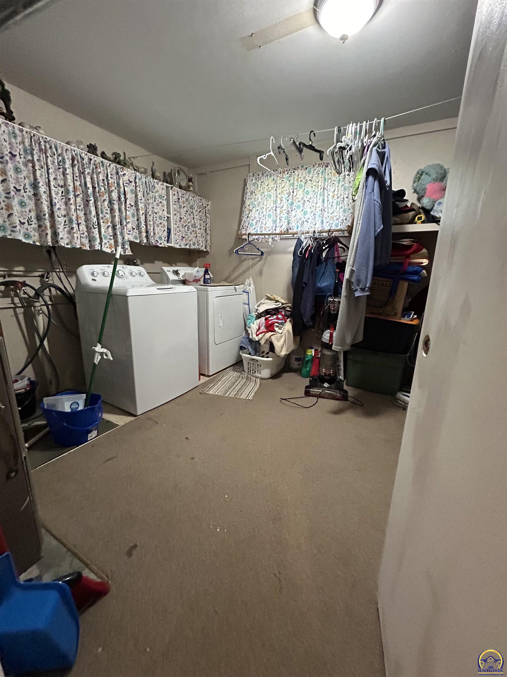 Topeka, Kansas 66614, United States, 4 Bedrooms Bedrooms, ,2 BathroomsBathrooms,Residential,Pending,58545