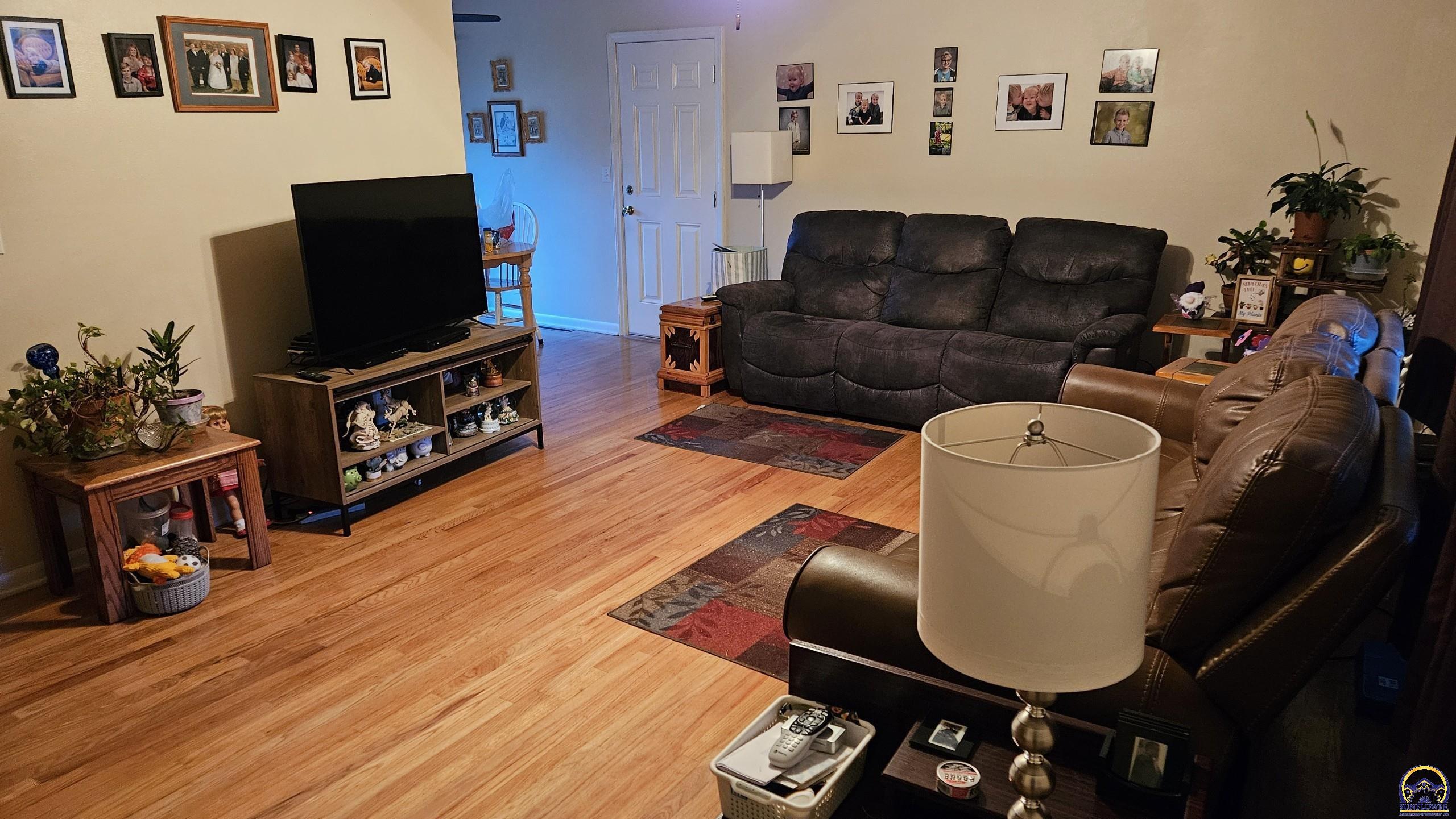 Topeka, Kansas 66614, United States, 4 Bedrooms Bedrooms, ,2 BathroomsBathrooms,Residential,Pending,58545