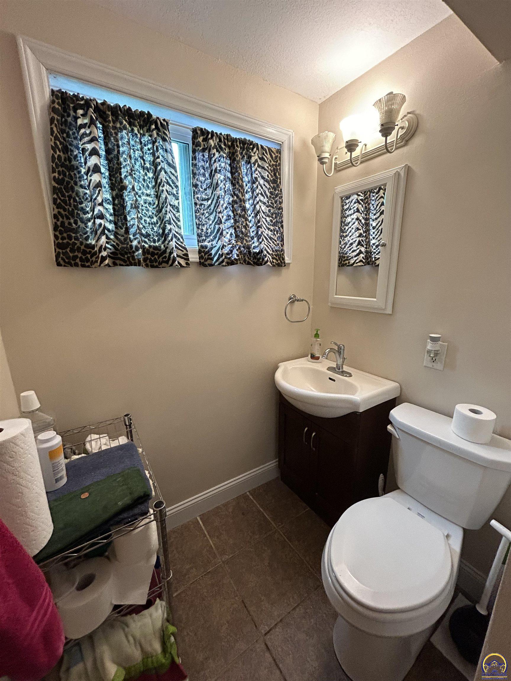 Topeka, Kansas 66614, United States, 4 Bedrooms Bedrooms, ,2 BathroomsBathrooms,Residential,Pending,58545