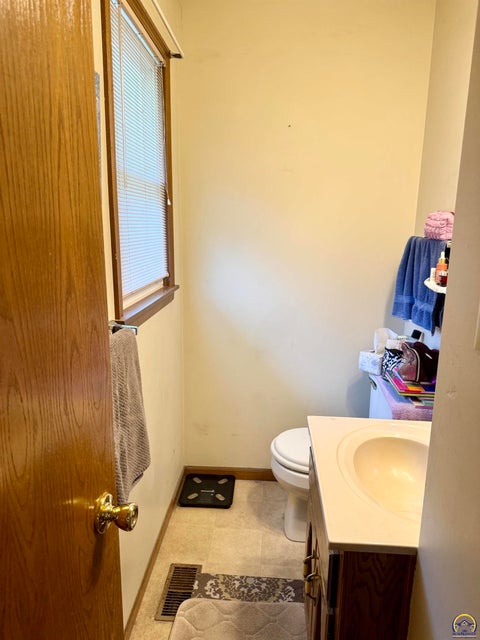 Tiny photo for 2134 SE 38th Cir, Topeka, KS 66609 (MLS # 245687)