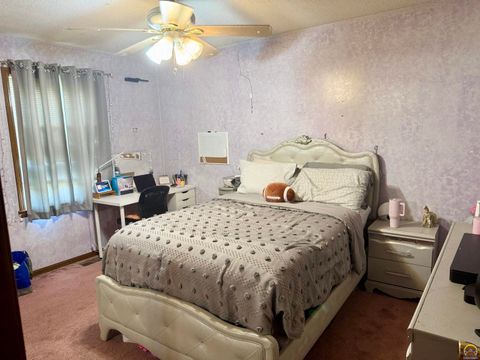 Tiny photo for 2134 SE 38th Cir, Topeka, KS 66609 (MLS # 245687)