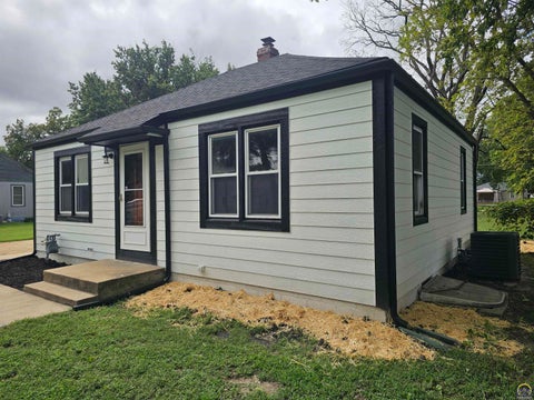 Photo of 2223 NW Polk St, Topeka, KS 66608 (MLS # 246697)