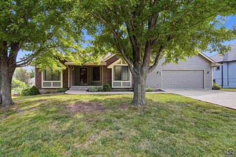 Photo of 6024 SW 40th Ter, Topeka, KS 66610 (MLS # 246104)