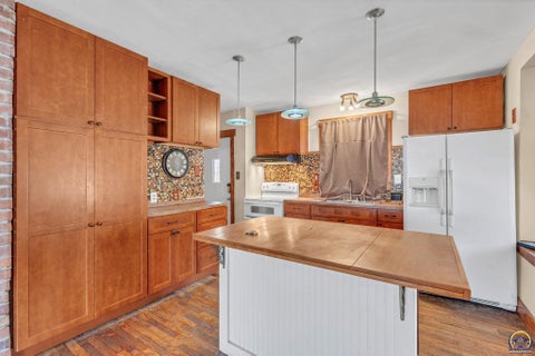 Tiny photo for 1034 SW Lincoln St, Topeka, KS 66604 (MLS # 243325)