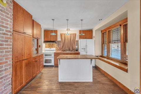 Tiny photo for 1034 SW Lincoln St, Topeka, KS 66604 (MLS # 243325)