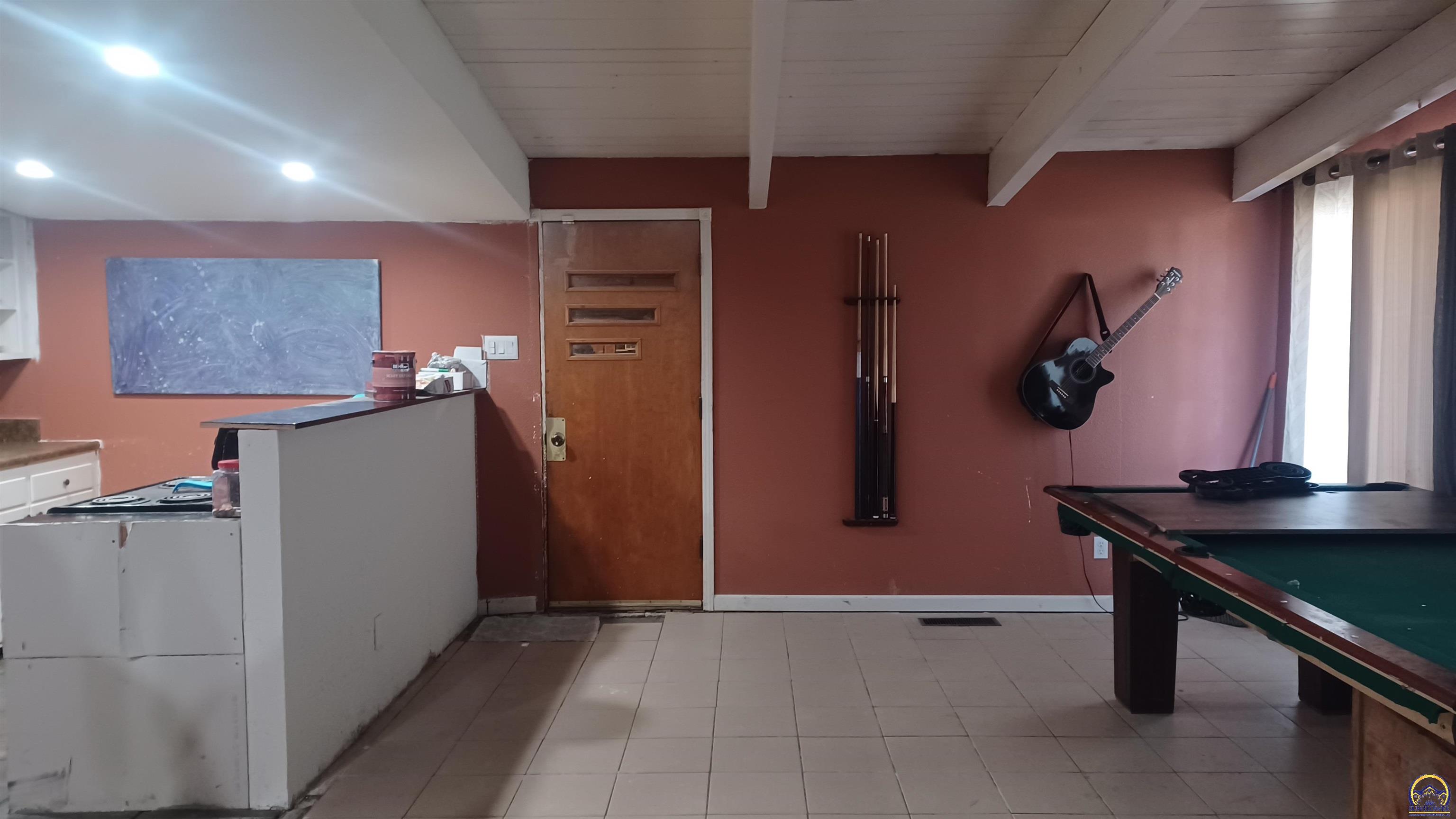 Topeka, Kansas 66604, United States, 3 Bedrooms Bedrooms, ,2 BathroomsBathrooms,Residential,Pending,62672