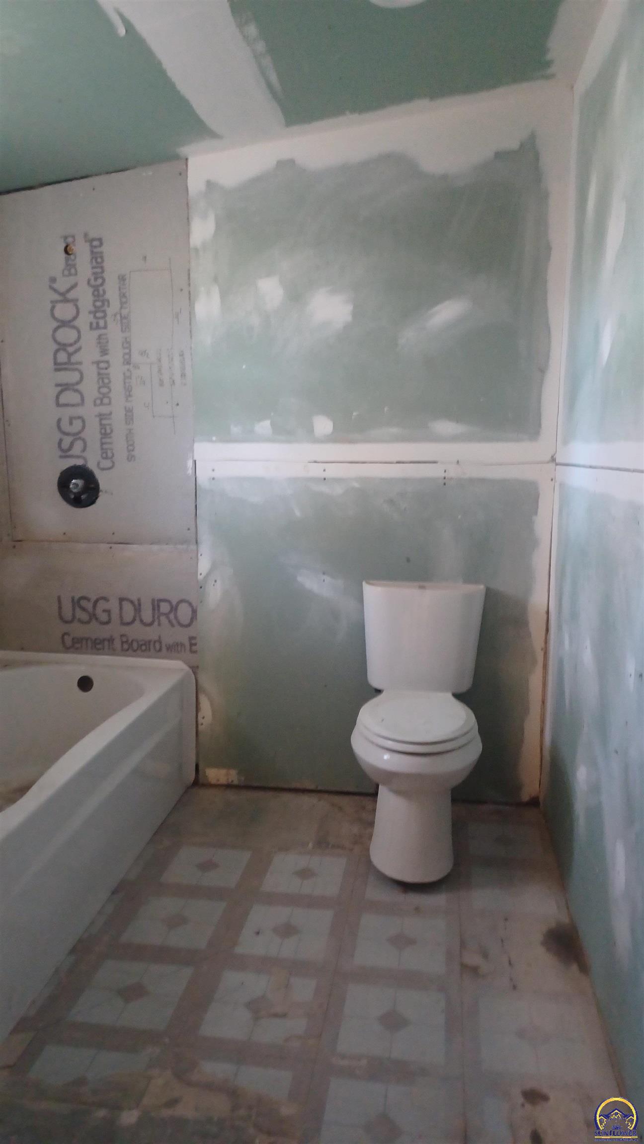 Topeka, Kansas 66604, United States, 3 Bedrooms Bedrooms, ,2 BathroomsBathrooms,Residential,Pending,62672