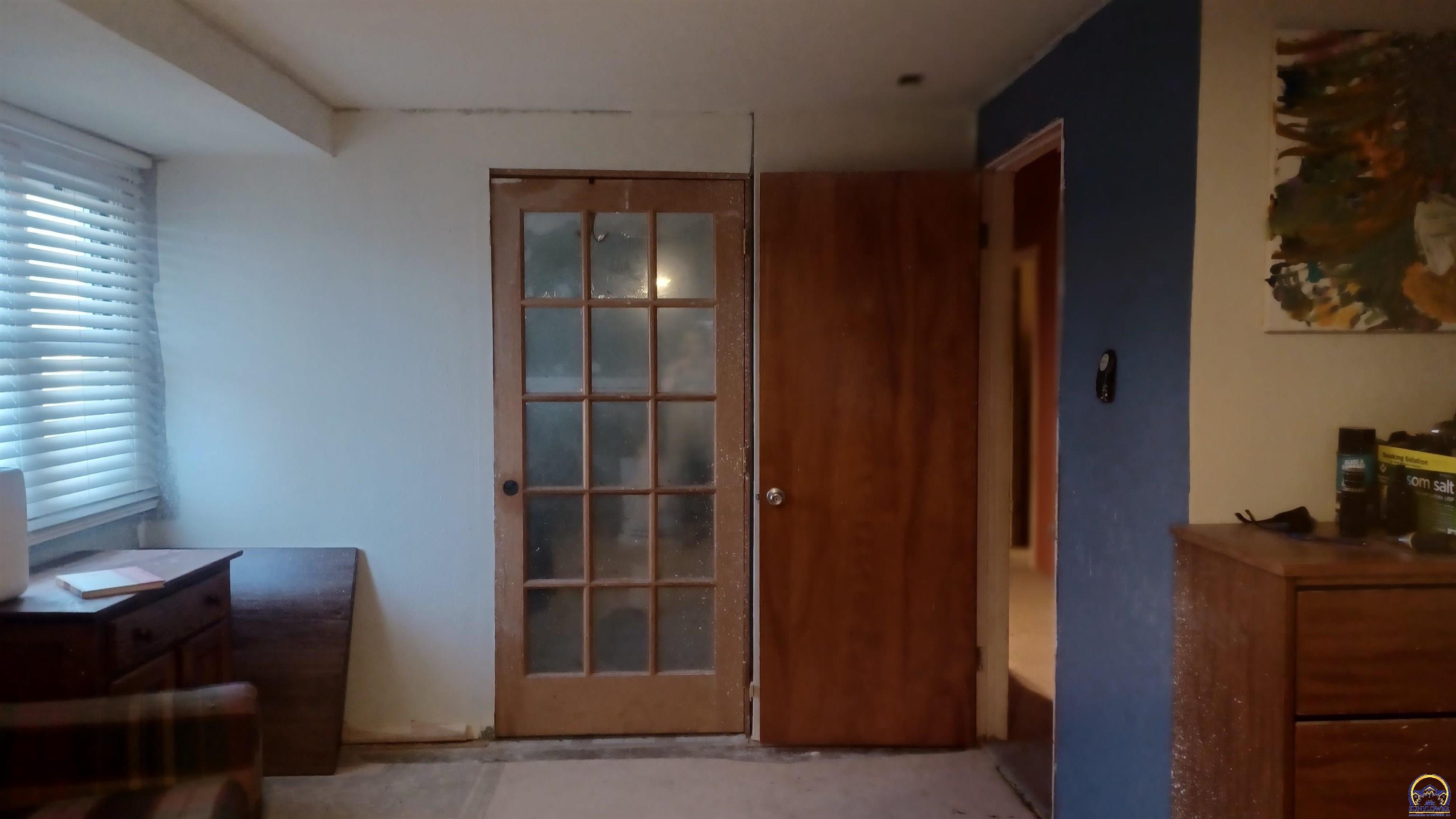 Topeka, Kansas 66604, United States, 3 Bedrooms Bedrooms, ,2 BathroomsBathrooms,Residential,Pending,62672