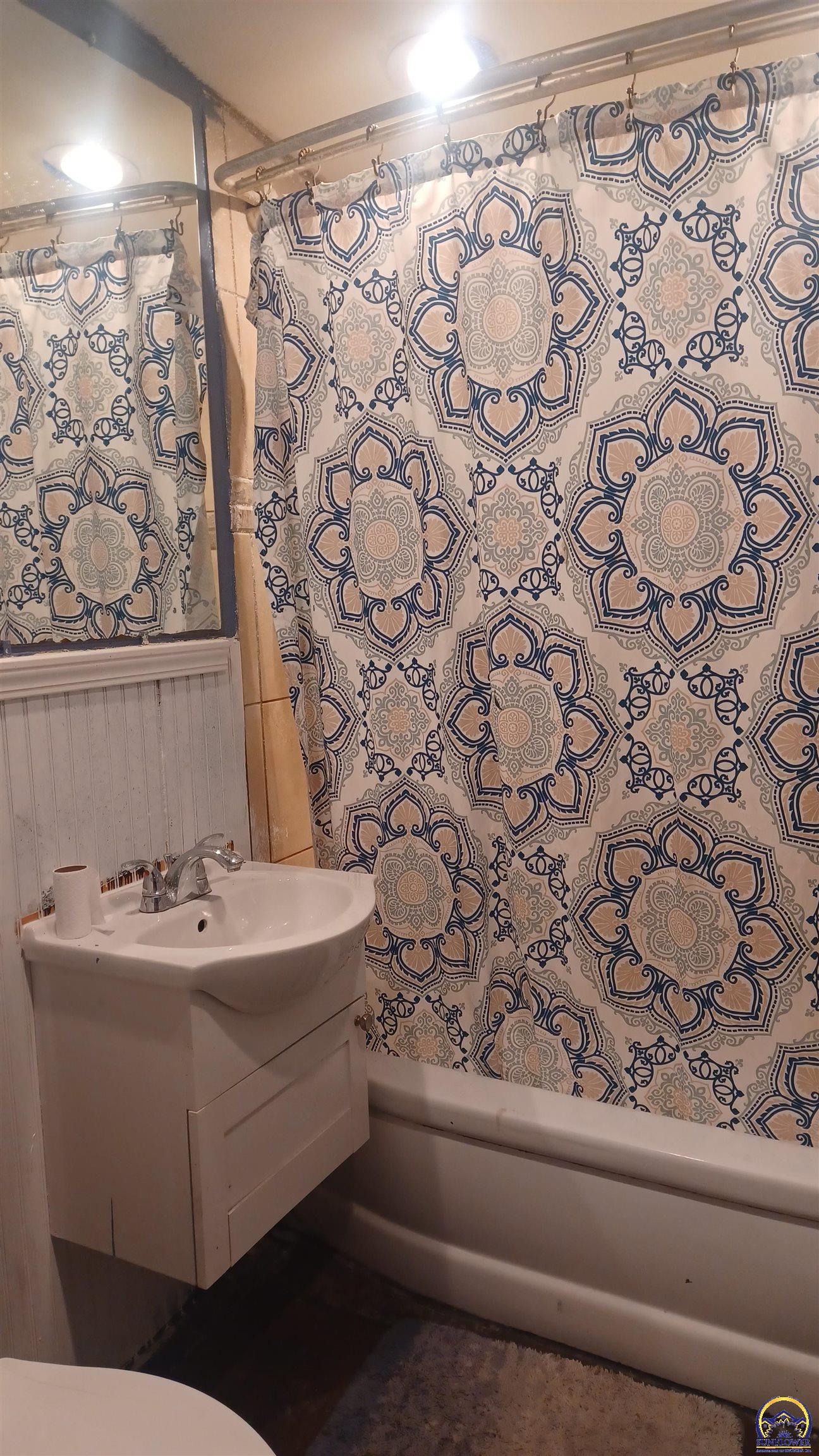 Topeka, Kansas 66604, United States, 3 Bedrooms Bedrooms, ,2 BathroomsBathrooms,Residential,Pending,62672