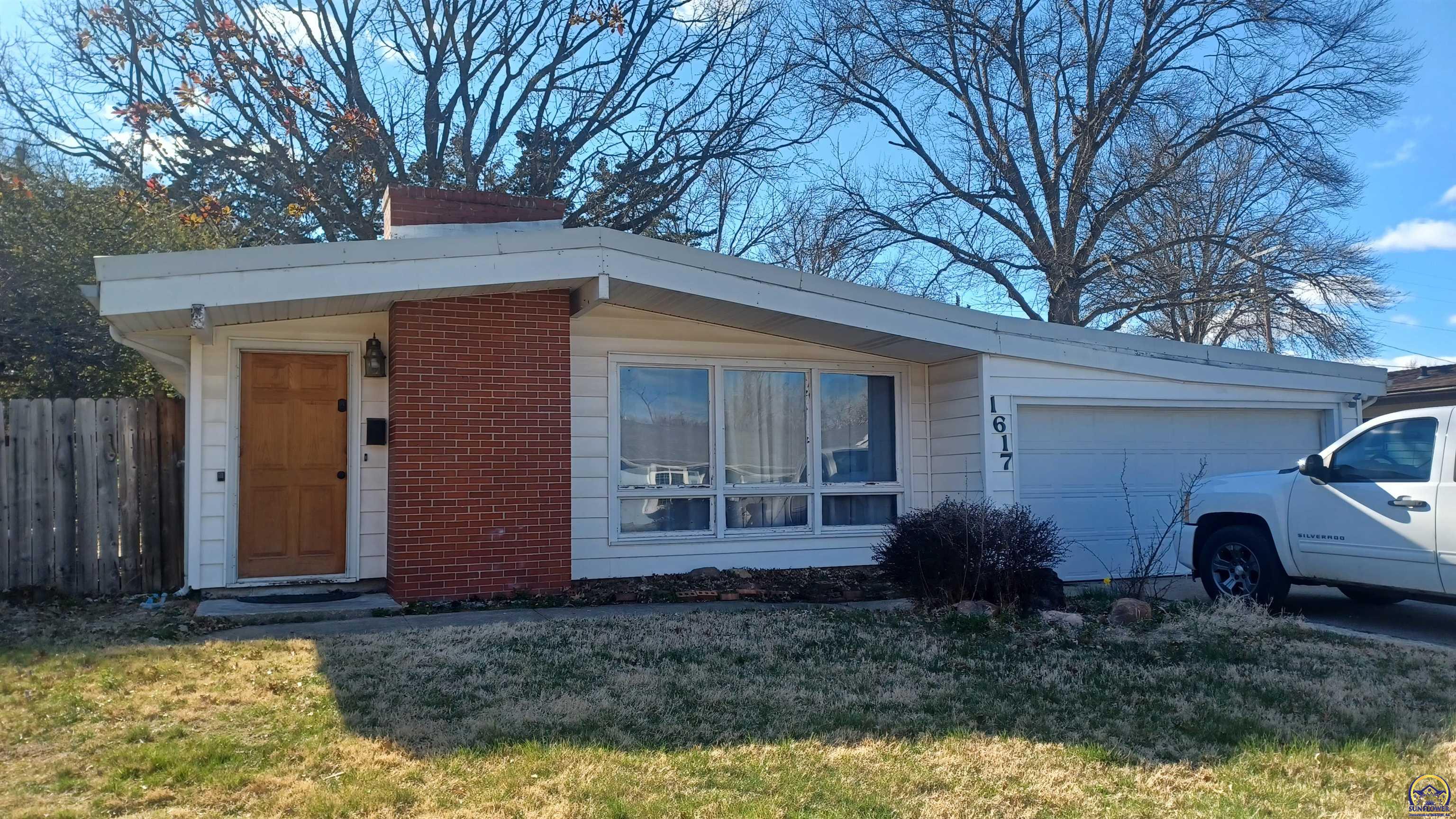 Topeka, Kansas 66604, United States, 3 Bedrooms Bedrooms, ,2 BathroomsBathrooms,Residential,Pending,62672