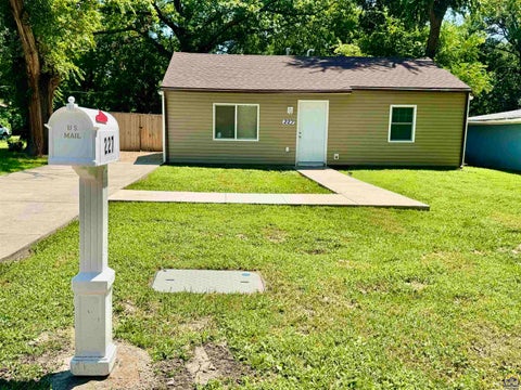 Photo of 227 SE 33rd Ter, Topeka, KS 66605 (MLS # 246228)