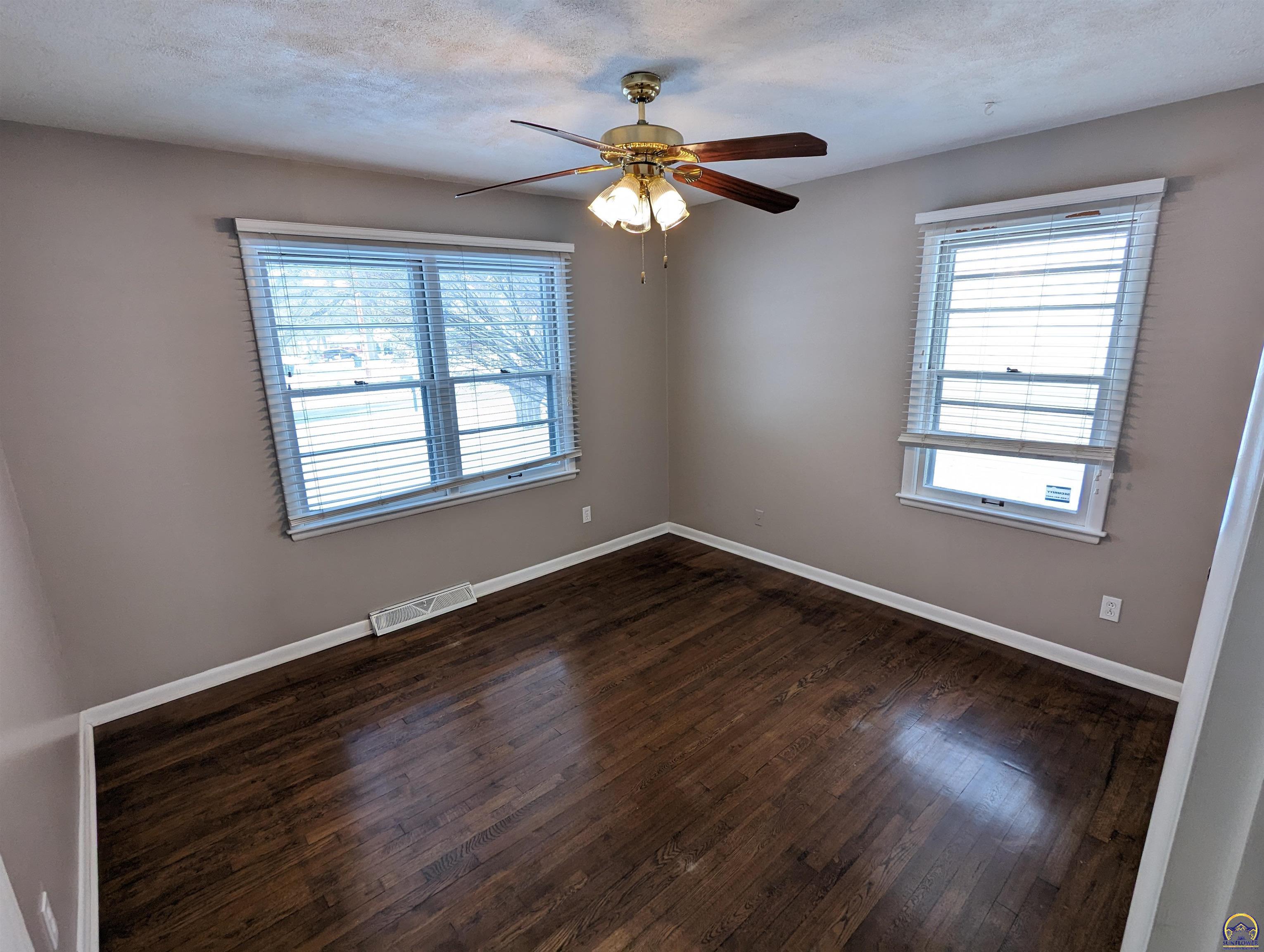 Topeka, Kansas 66611, United States, 3 Bedrooms Bedrooms, ,1 BathroomBathrooms,Residential,Pending,66632