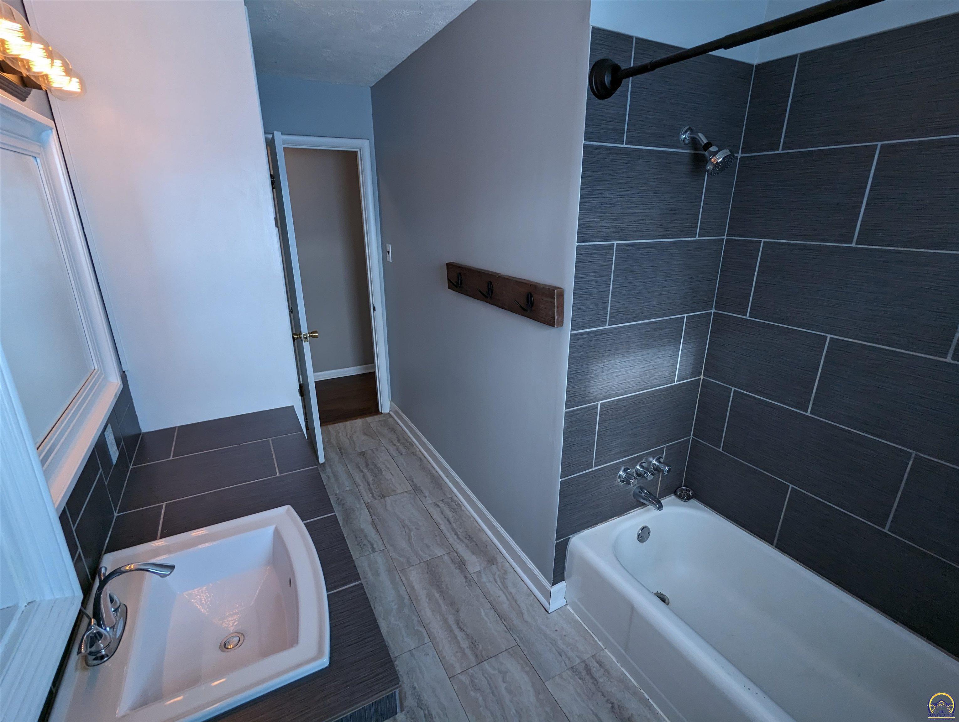 Topeka, Kansas 66611, United States, 3 Bedrooms Bedrooms, ,1 BathroomBathrooms,Residential,Pending,66632