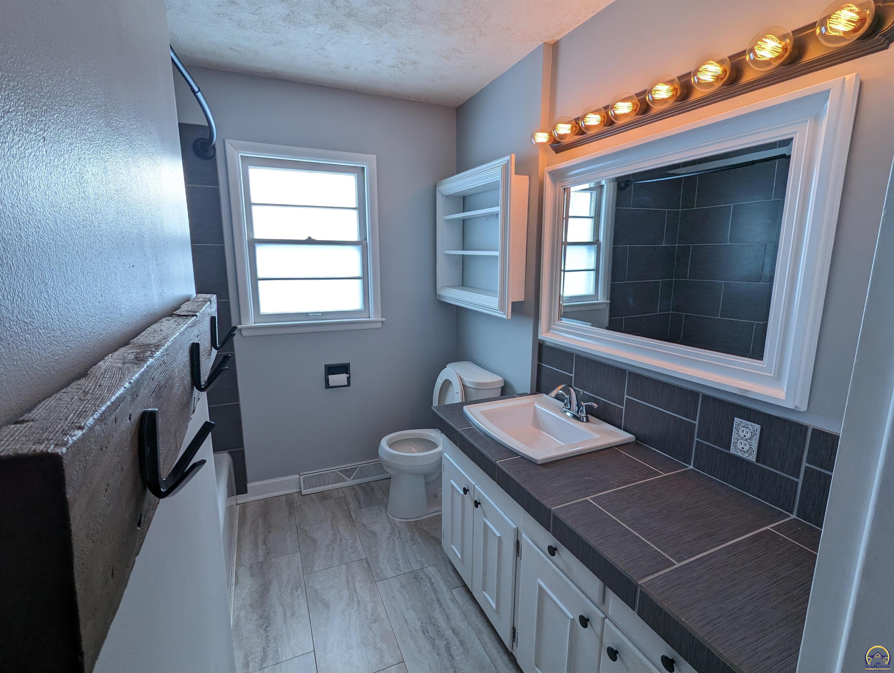 Topeka, Kansas 66611, United States, 3 Bedrooms Bedrooms, ,1 BathroomBathrooms,Residential,Pending,66632