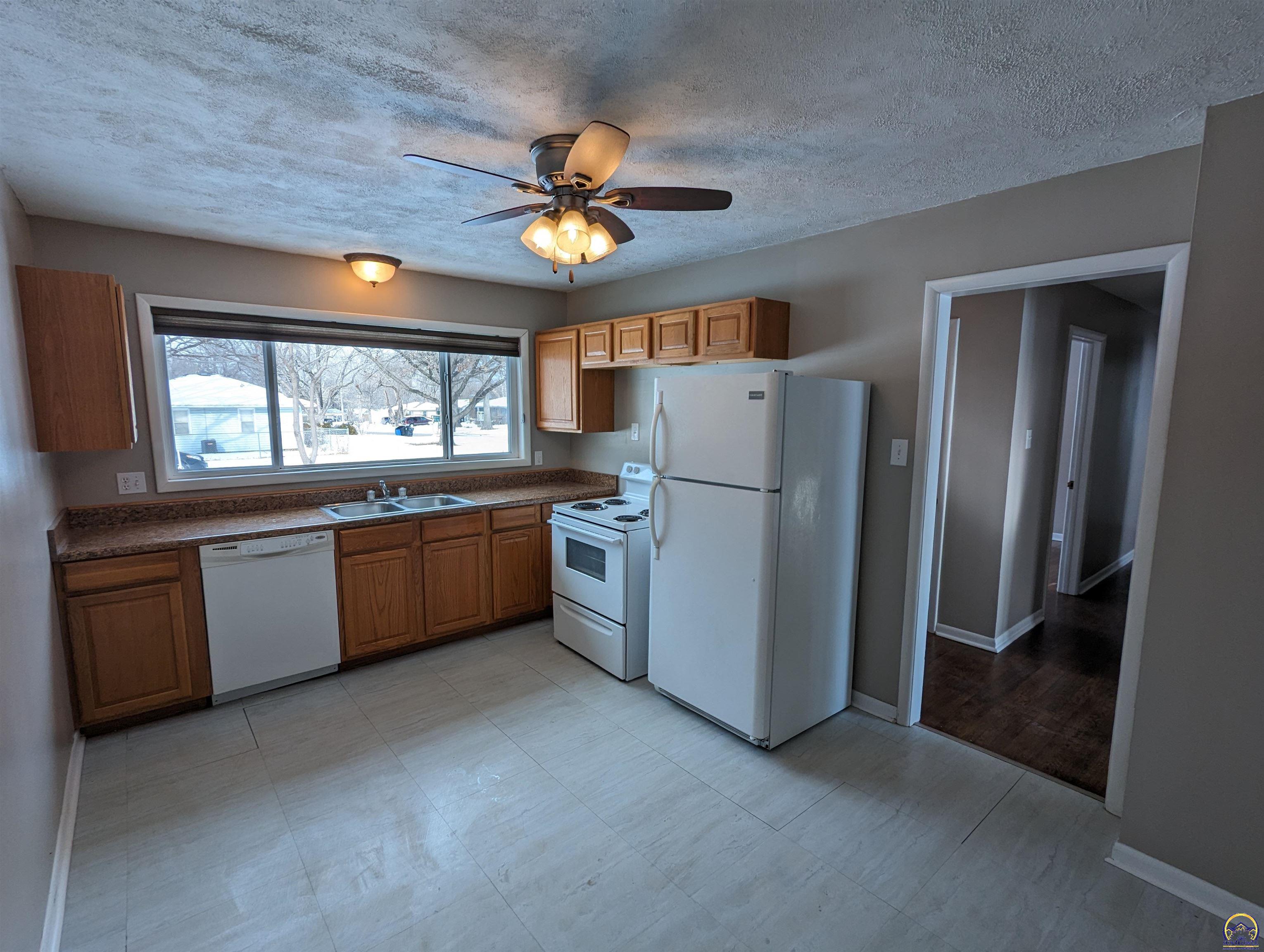 Topeka, Kansas 66611, United States, 3 Bedrooms Bedrooms, ,1 BathroomBathrooms,Residential,Pending,66632