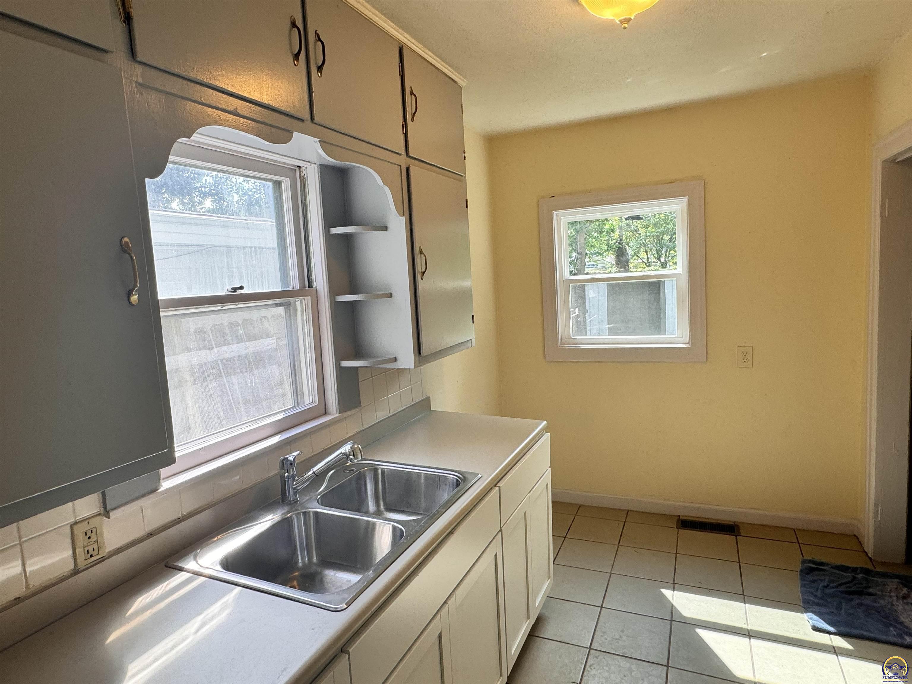 Topeka, Kansas 66617, United States, 2 Bedrooms Bedrooms, ,1 BathroomBathrooms,Residential,Pending,47459