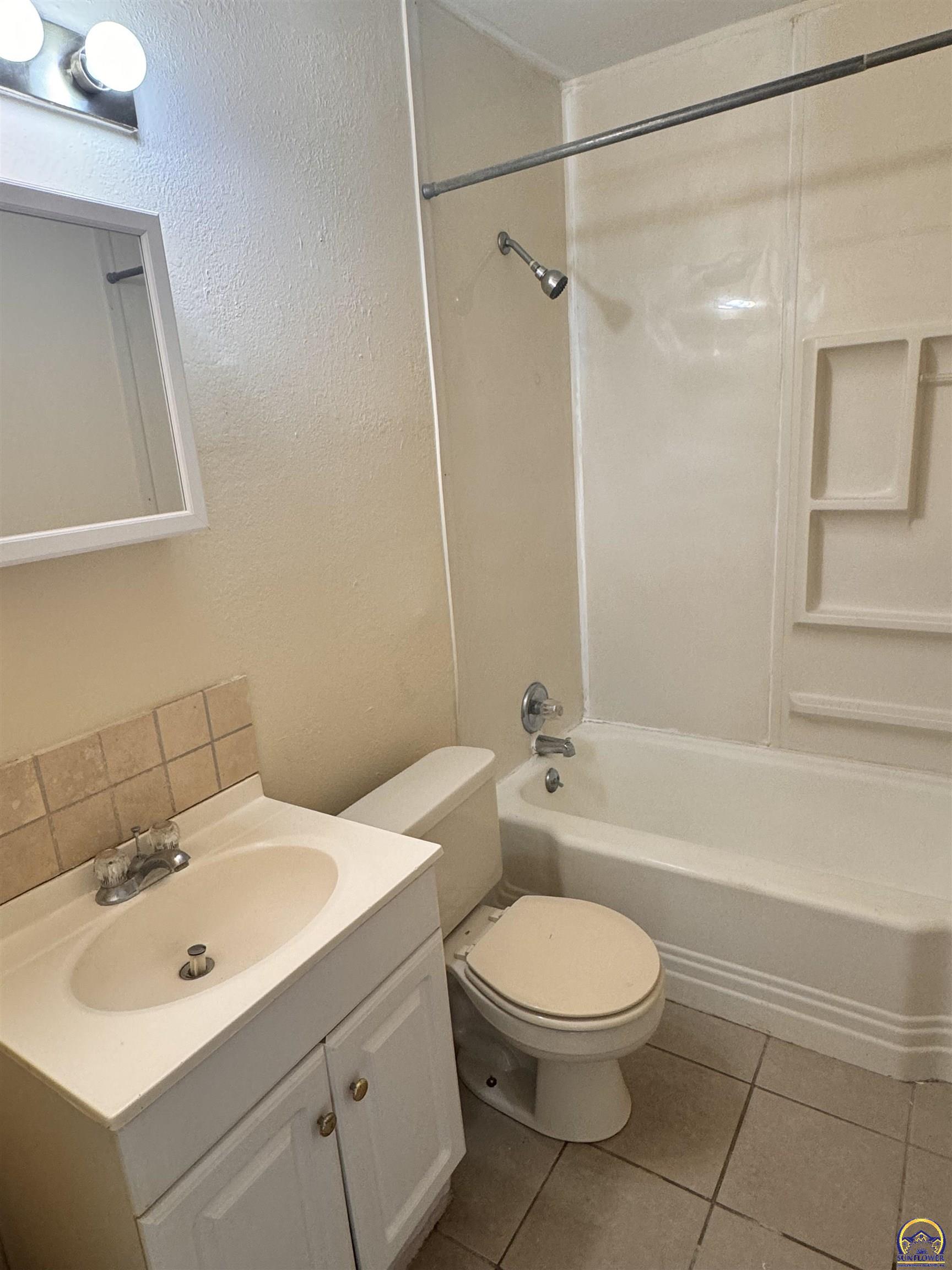 Topeka, Kansas 66617, United States, 2 Bedrooms Bedrooms, ,1 BathroomBathrooms,Residential,Pending,47459