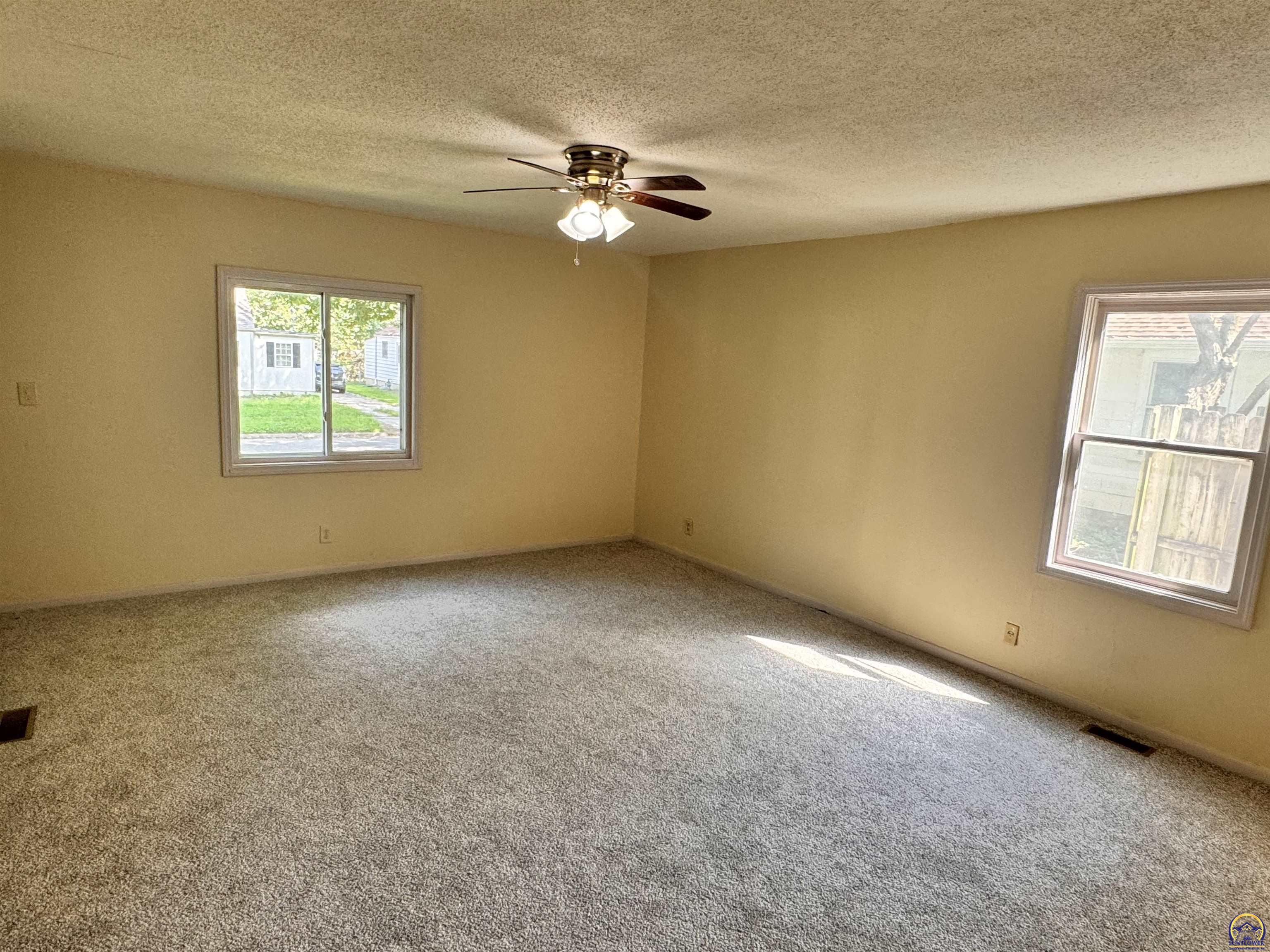 Topeka, Kansas 66617, United States, 2 Bedrooms Bedrooms, ,1 BathroomBathrooms,Residential,Pending,47459