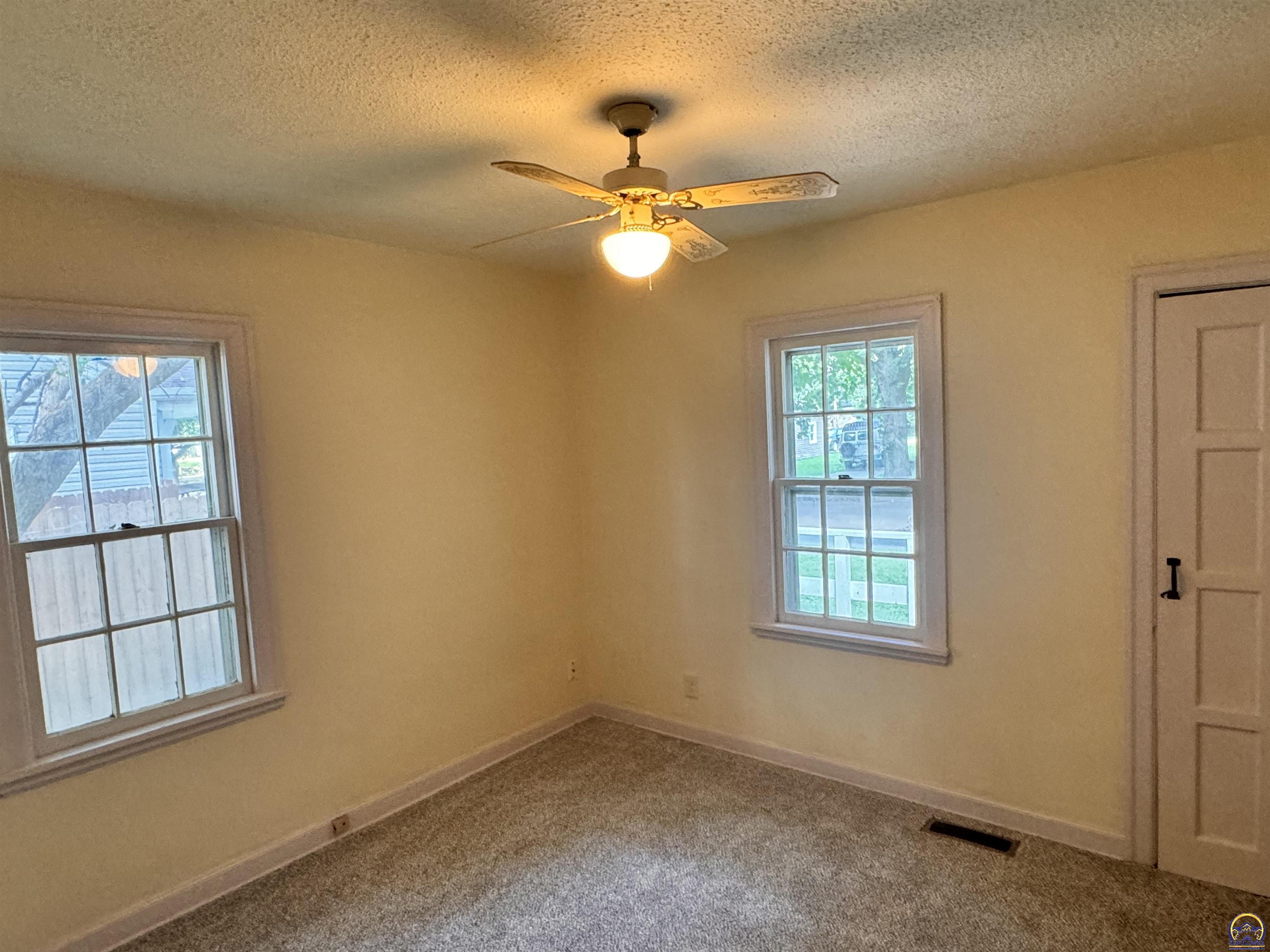 Topeka, Kansas 66617, United States, 2 Bedrooms Bedrooms, ,1 BathroomBathrooms,Residential,Pending,47459