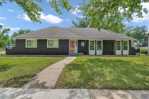 Photo of 1837 SW Cheyenne Rd, Topeka, KS 66614 (MLS # 244916)