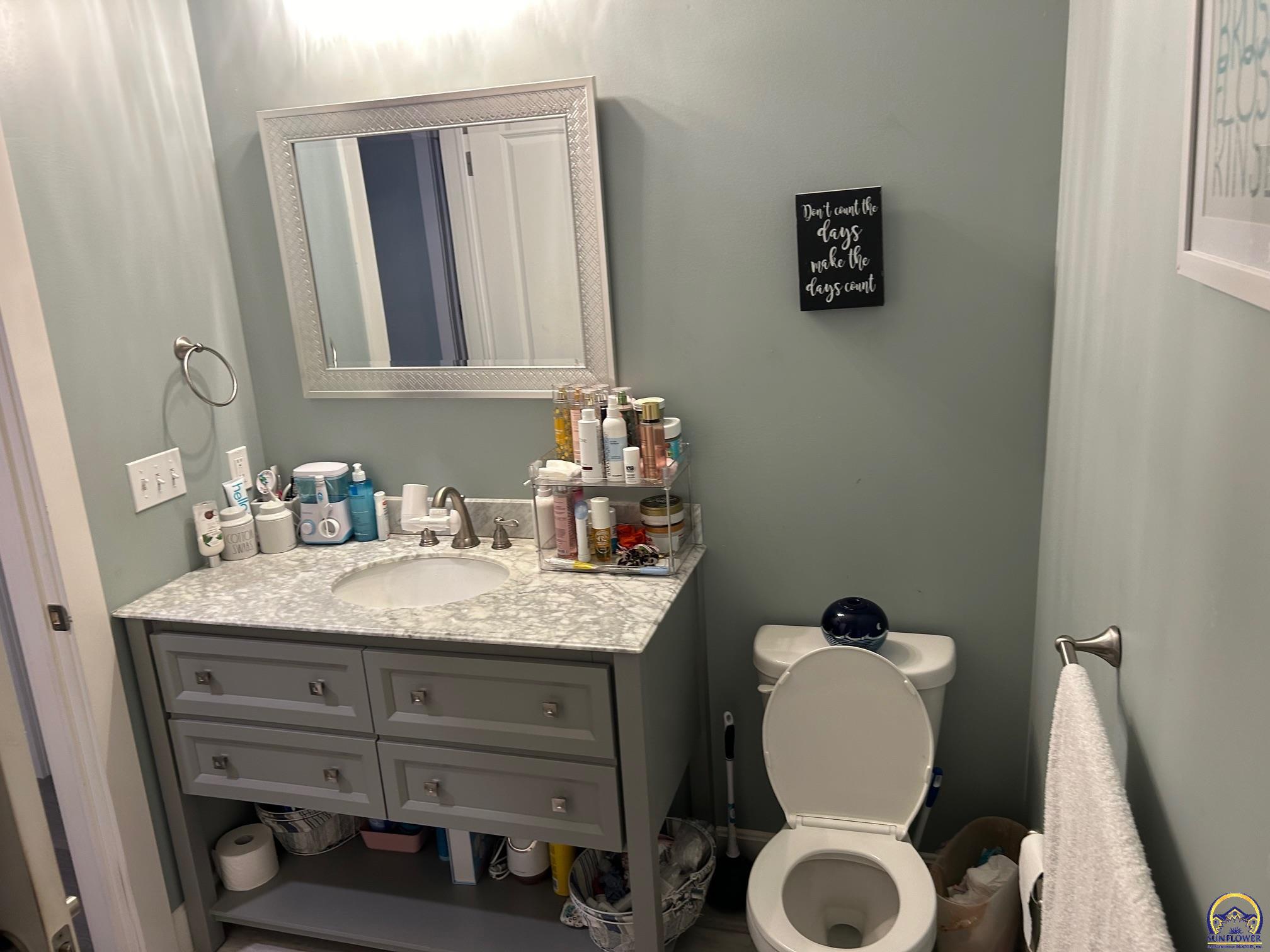 Topeka, Kansas 66609, United States, 4 Bedrooms Bedrooms, ,3 BathroomsBathrooms,Residential,Pending,59602