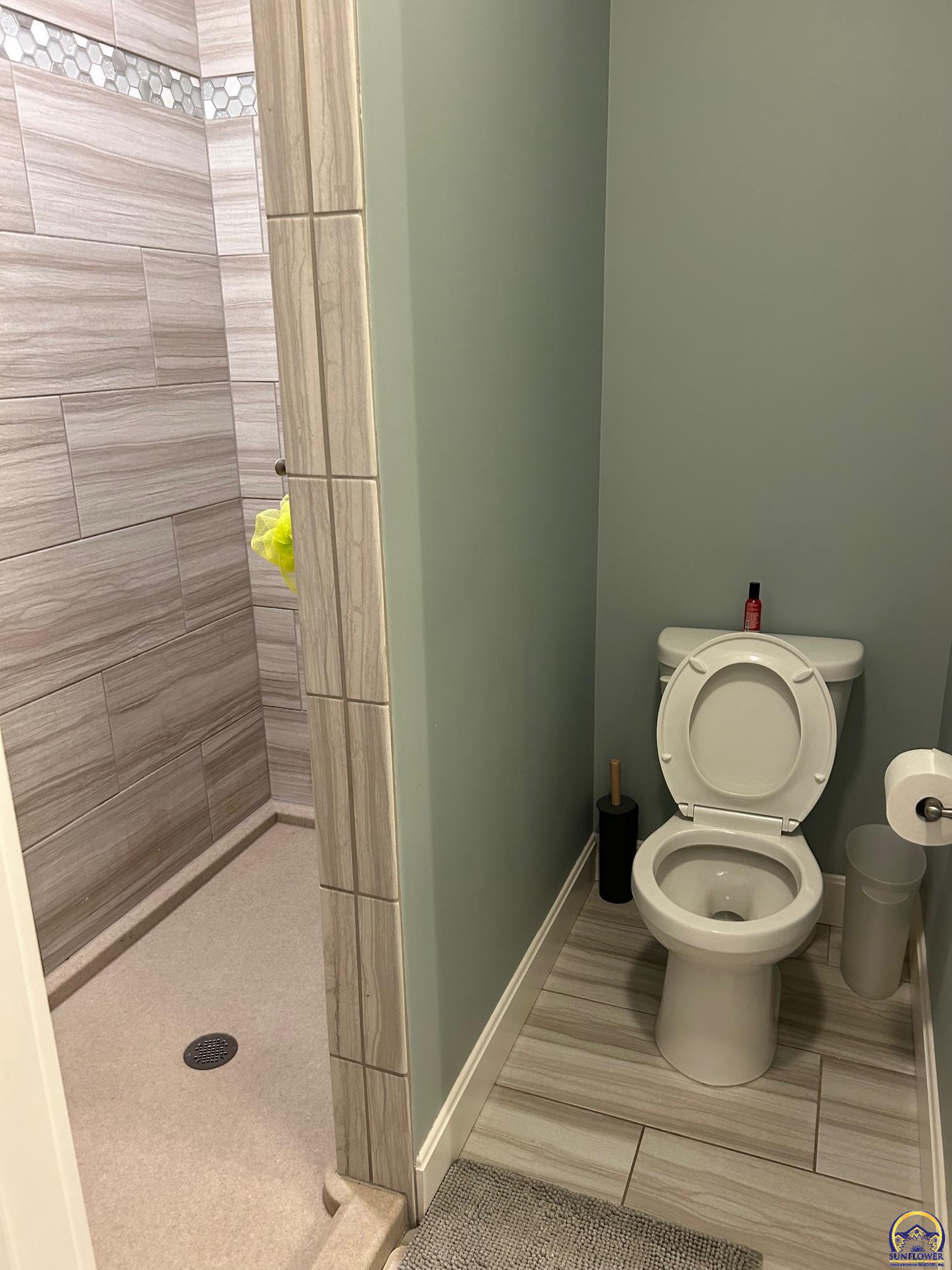 Topeka, Kansas 66609, United States, 4 Bedrooms Bedrooms, ,3 BathroomsBathrooms,Residential,Pending,59602