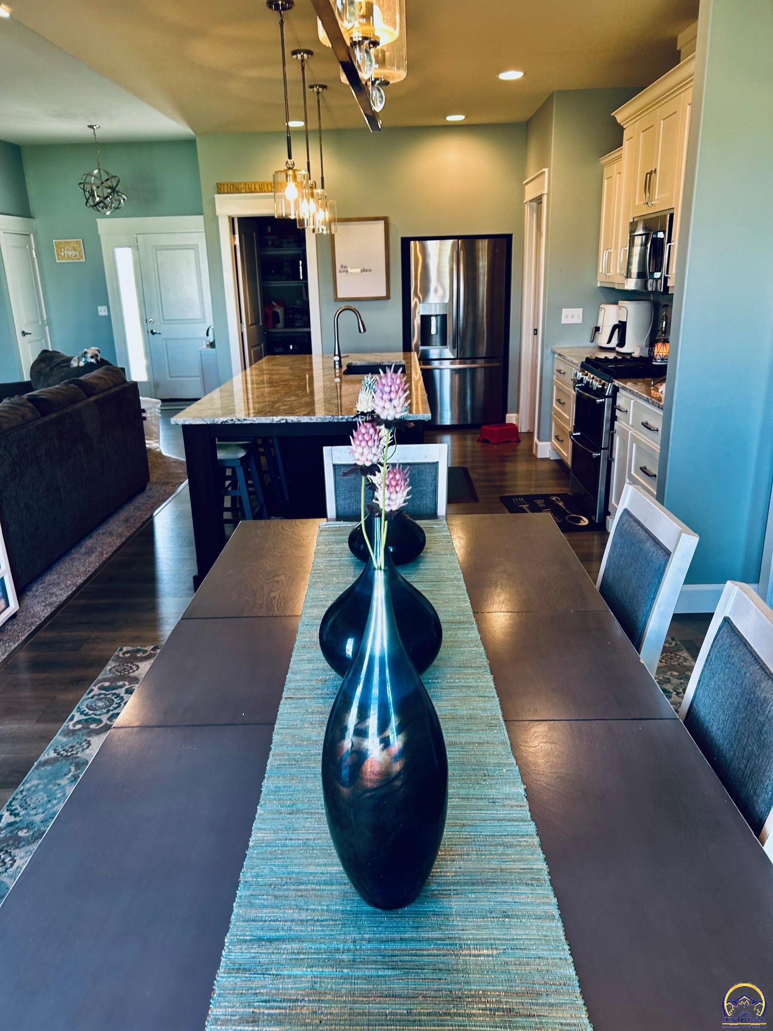 Topeka, Kansas 66609, United States, 4 Bedrooms Bedrooms, ,3 BathroomsBathrooms,Residential,Pending,59602