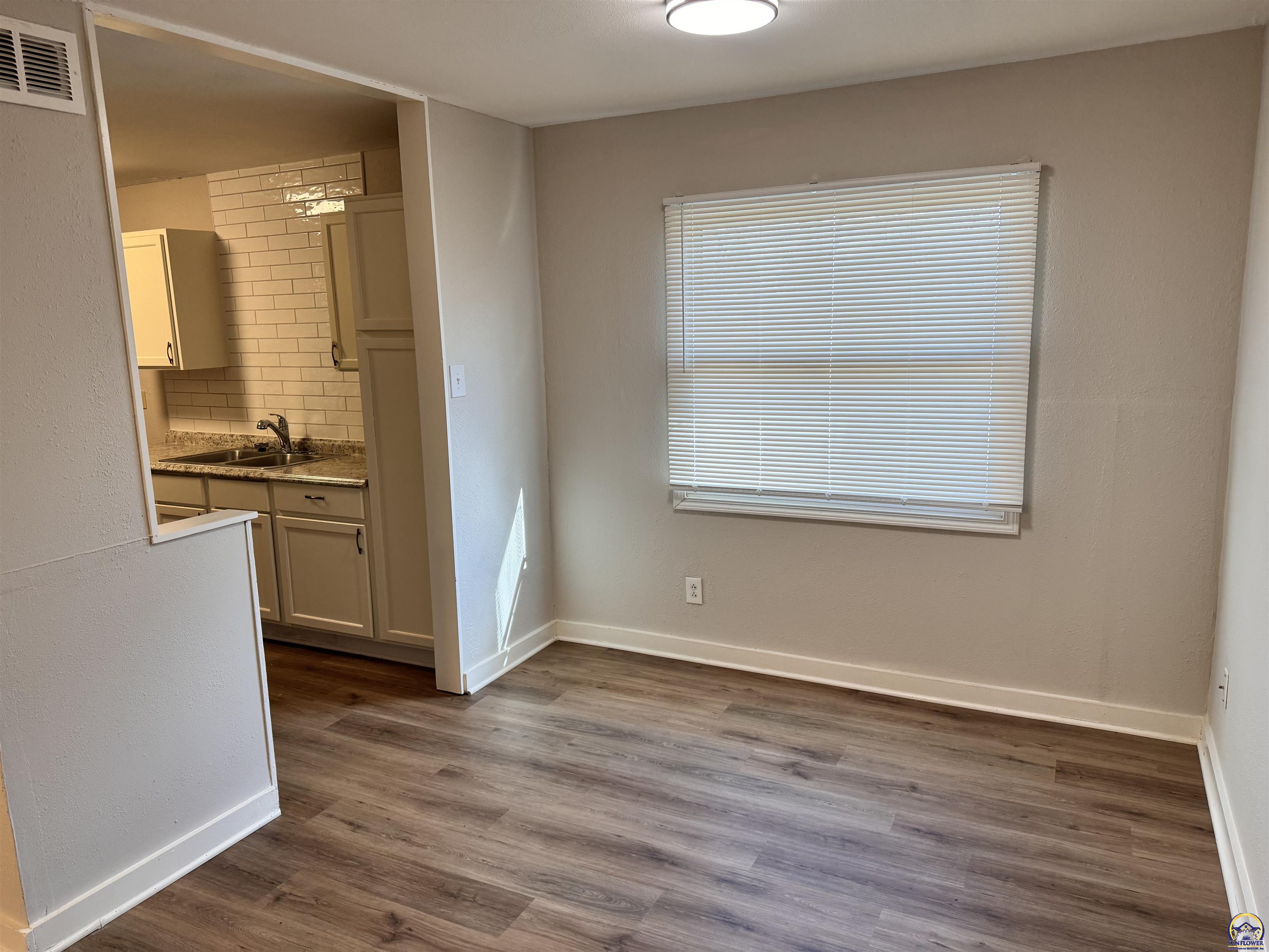 Topeka, Kansas 66611, United States, 3 Bedrooms Bedrooms, ,1 BathroomBathrooms,Residential,Pending,61359