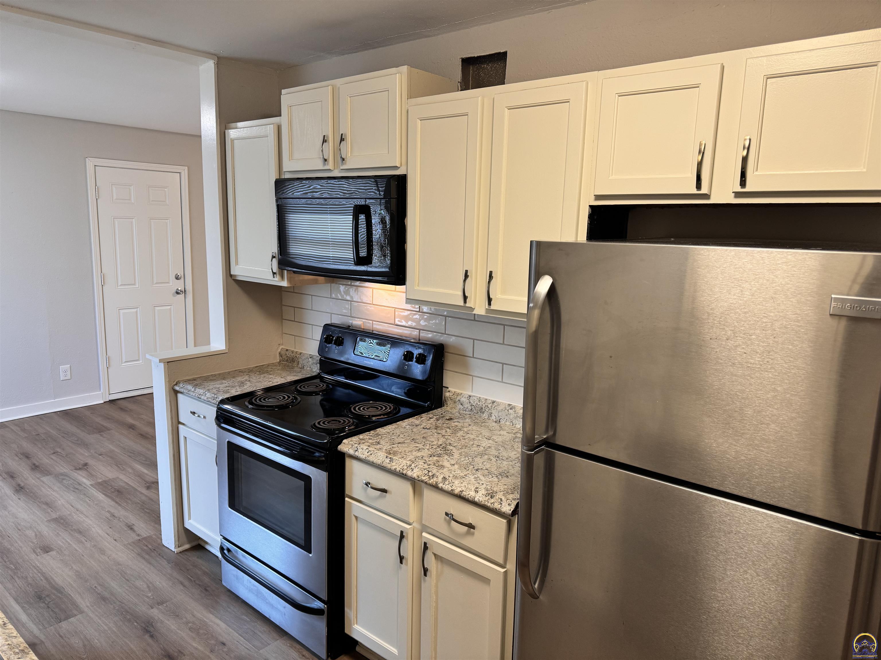 Topeka, Kansas 66611, United States, 3 Bedrooms Bedrooms, ,1 BathroomBathrooms,Residential,Pending,61359