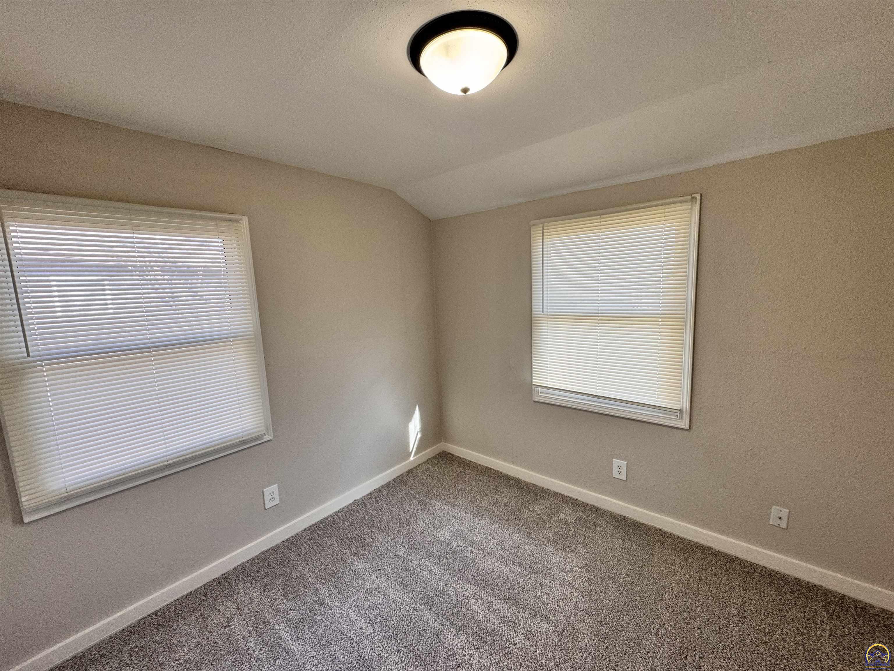 Topeka, Kansas 66611, United States, 3 Bedrooms Bedrooms, ,1 BathroomBathrooms,Residential,Pending,61359