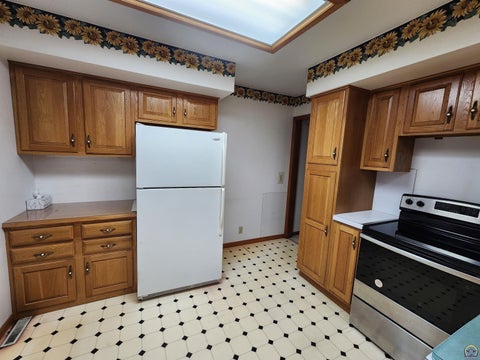 Tiny photo for 811 Homewood St, Emporia, KS 66801 (MLS # 246439)