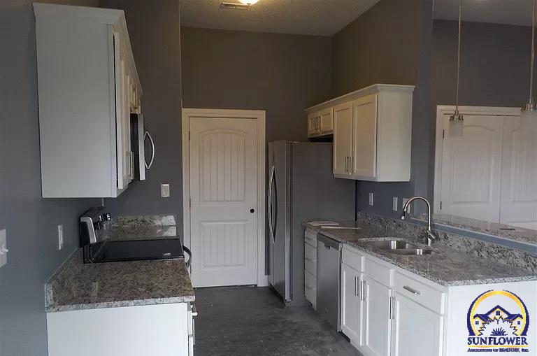 Holton, Kansas 66436, United States, 4 Bedrooms Bedrooms, ,2 BathroomsBathrooms,Residential,Pending,69433