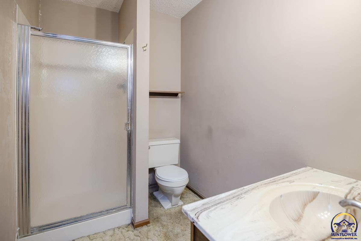 Topeka, Kansas 66605, United States, 3 Bedrooms Bedrooms, ,2 BathroomsBathrooms,Residential,Active,27641