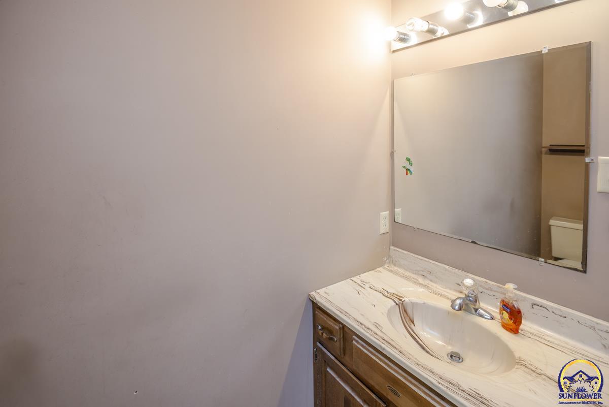 Topeka, Kansas 66605, United States, 3 Bedrooms Bedrooms, ,2 BathroomsBathrooms,Residential,Active,27641