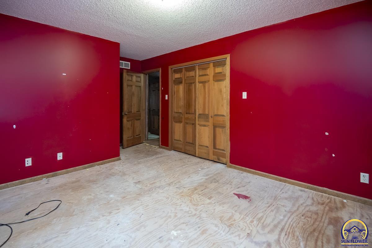 Topeka, Kansas 66605, United States, 3 Bedrooms Bedrooms, ,2 BathroomsBathrooms,Residential,Active,27641