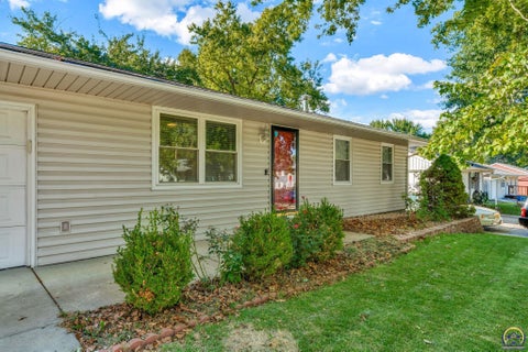 Tiny photo for 3129 SW Grand Ct, Topeka, KS 66614 (MLS # 246713)
