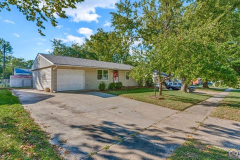 Photo of 3129 SW Grand Ct, Topeka, KS 66614 (MLS # 246713)