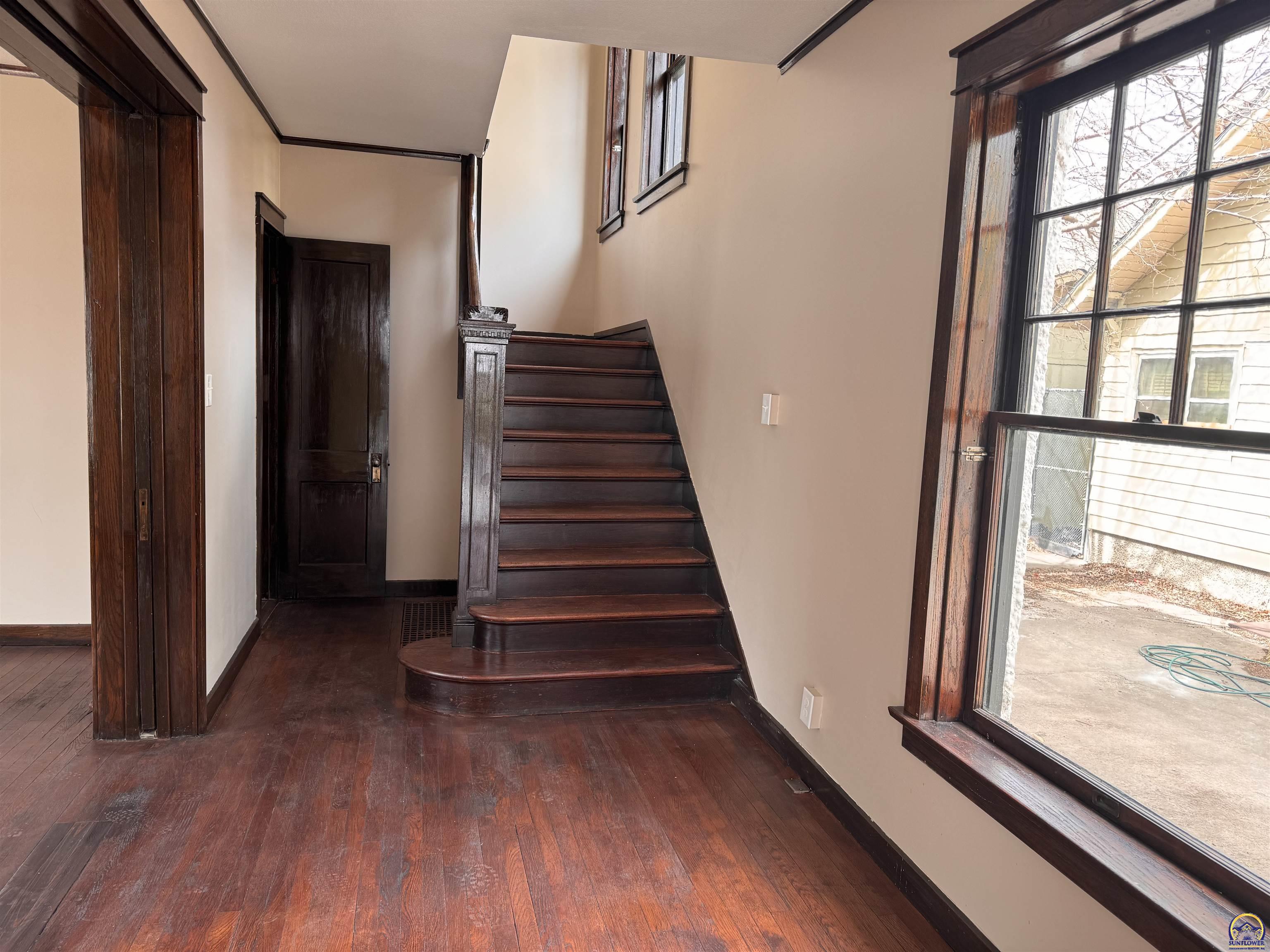 Topeka, Kansas 66604, United States, 3 Bedrooms Bedrooms, ,2 BathroomsBathrooms,Residential,Pending,62102