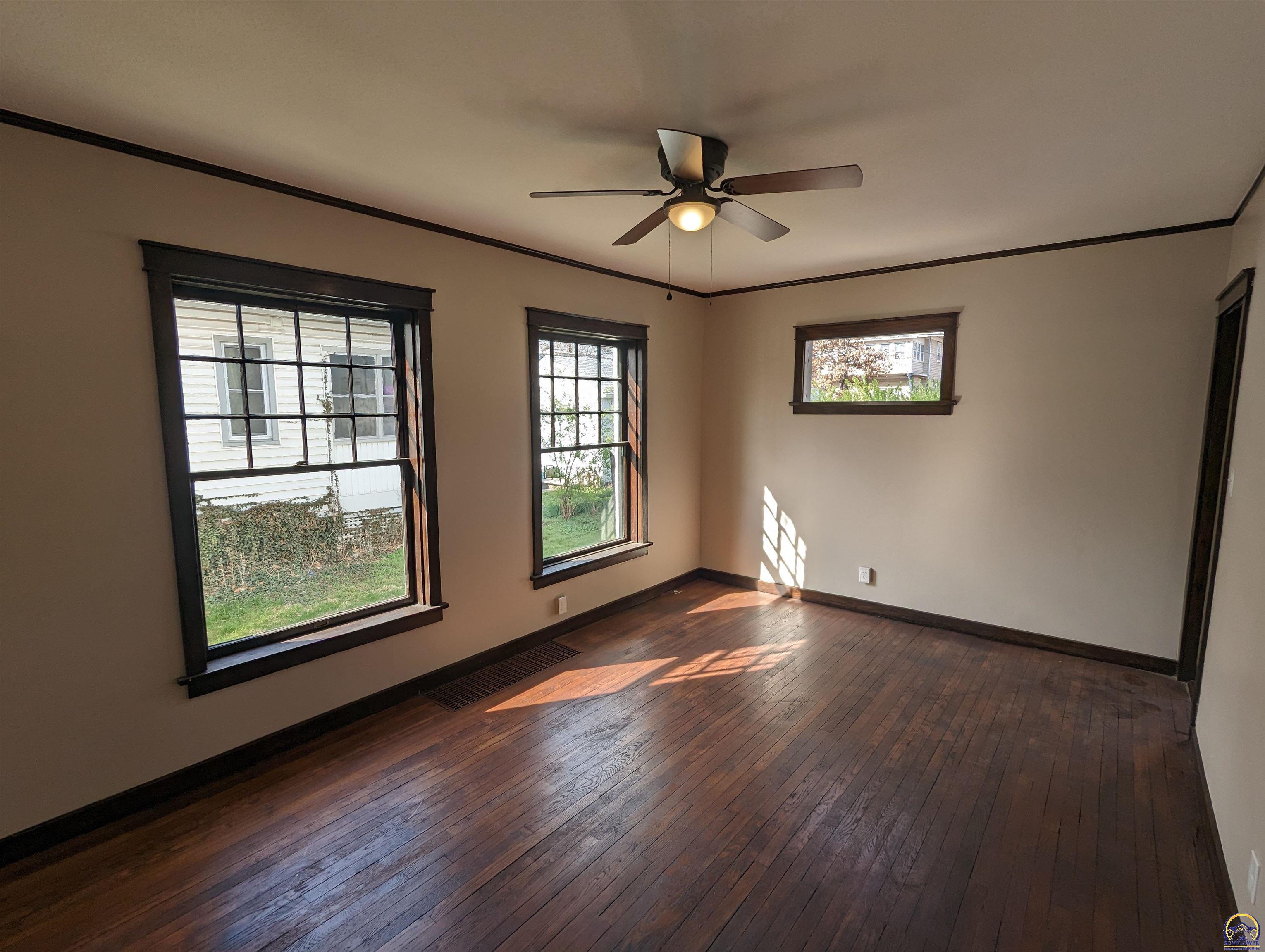 Topeka, Kansas 66604, United States, 3 Bedrooms Bedrooms, ,2 BathroomsBathrooms,Residential,Pending,62102