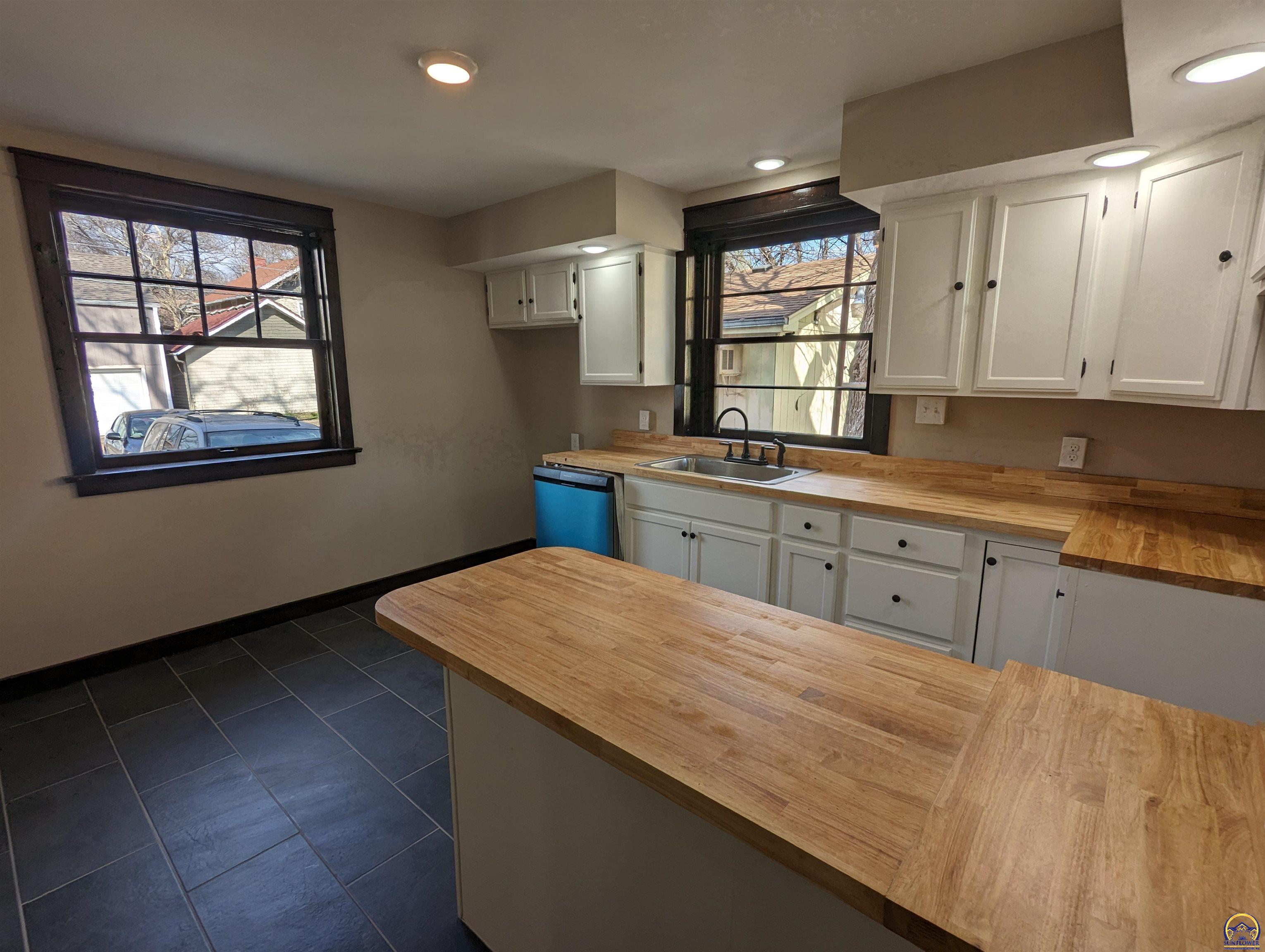 Topeka, Kansas 66604, United States, 3 Bedrooms Bedrooms, ,2 BathroomsBathrooms,Residential,Pending,62102