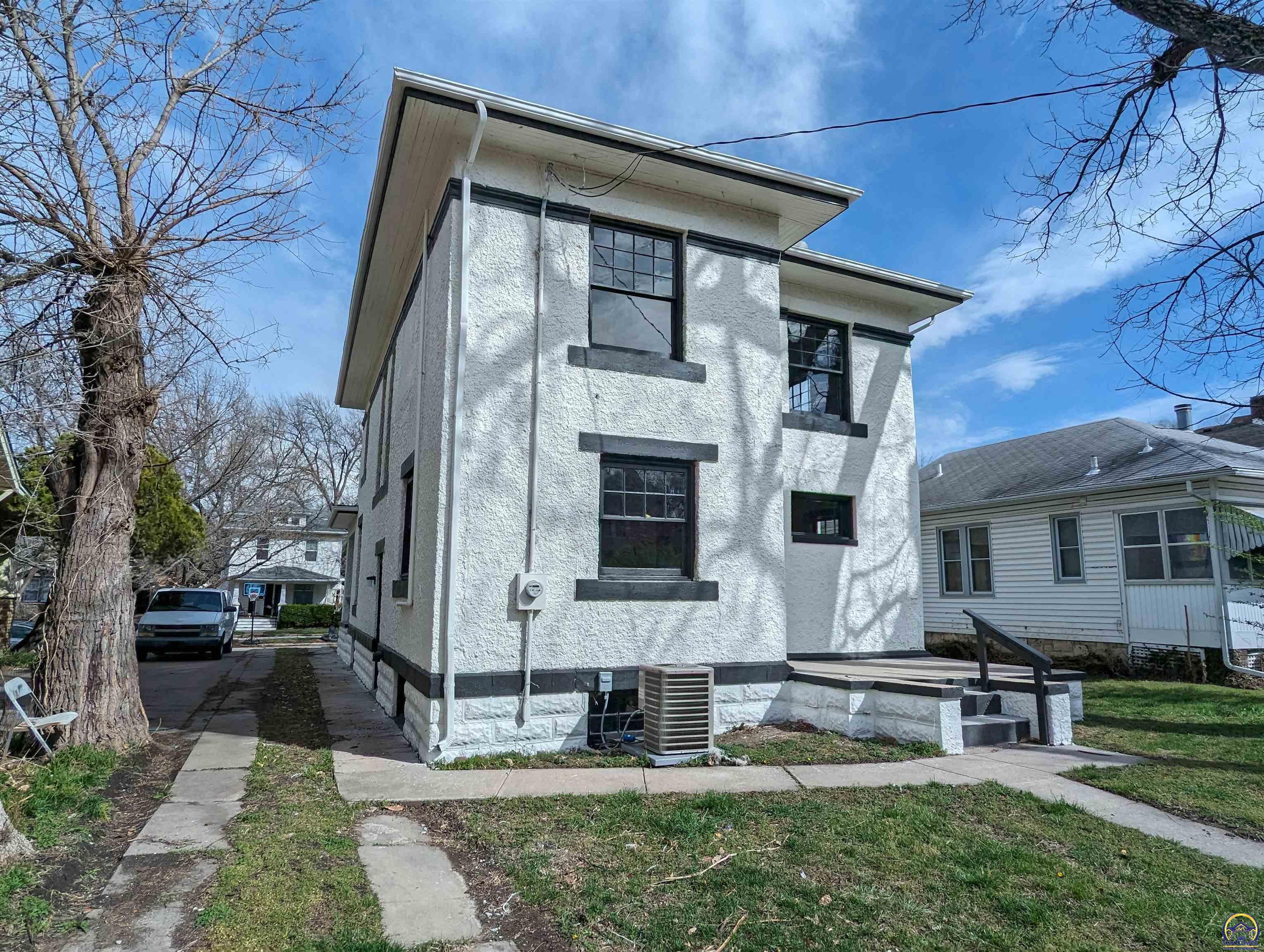 Topeka, Kansas 66604, United States, 3 Bedrooms Bedrooms, ,2 BathroomsBathrooms,Residential,Pending,62102